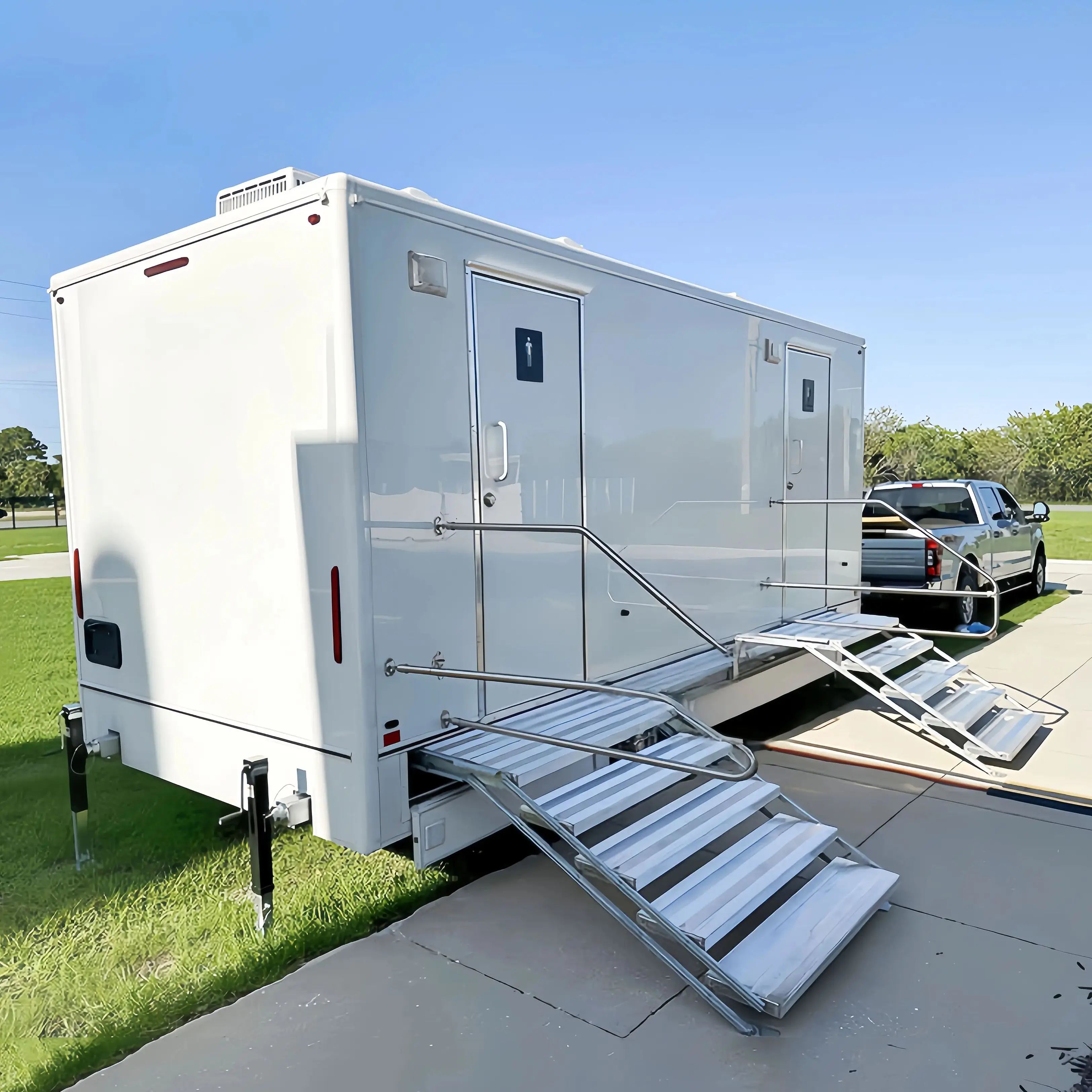 

Customzied Truck Trailer Outdoor Restroom Portable Luxury Mobile Shower Toilet Trailer Camping Shower Room