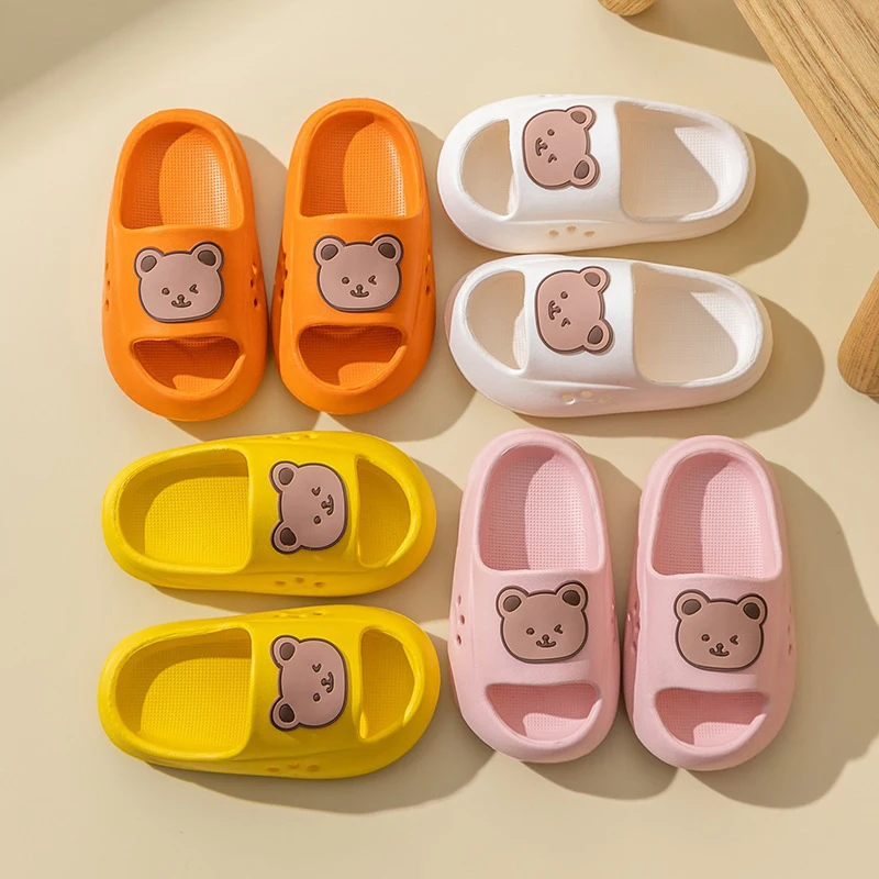 Zapatillas de oso de dibujos animados para niños y niñas, zapatos de playa antideslizantes de suela gruesa, chanclas cómodas suaves de EVA, zapatillas de baño para interiores, Verano