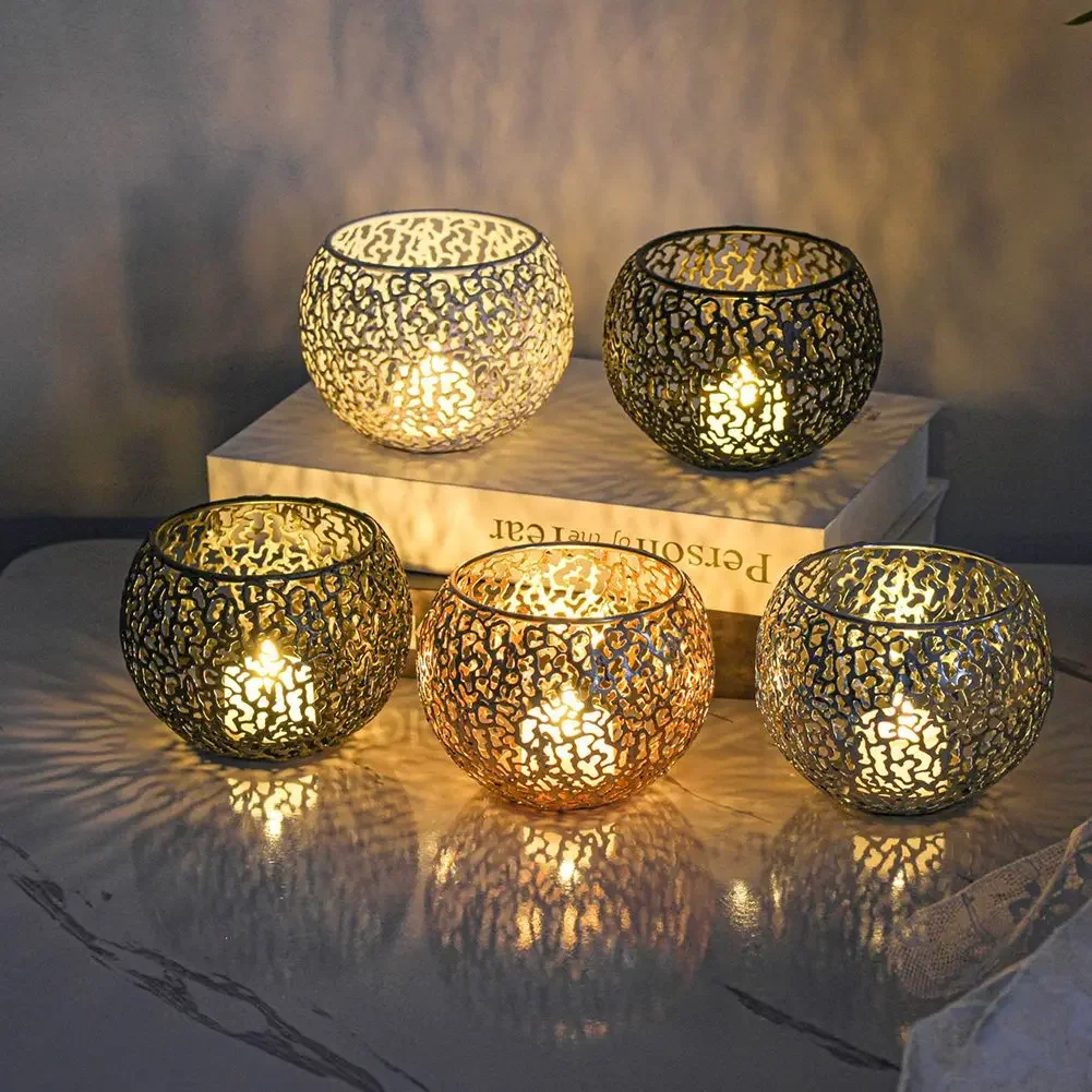 

Exquisite Gold Metal Candle Holders With Intricate Hollow-Out Design For Home Desk Wedding Decoration 12cmx11cmx9cm