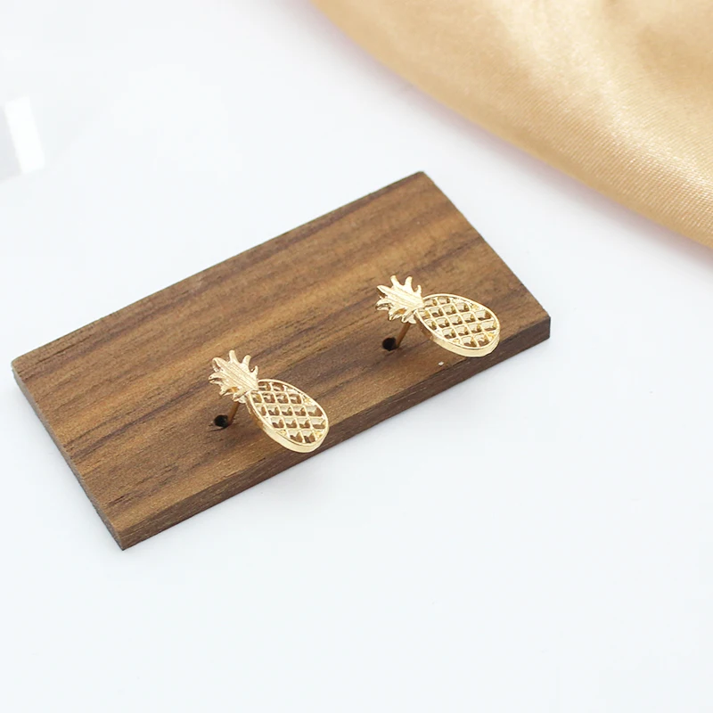 جديد الذهب اللون الجوف الأناناس الفاكهة قرط الاذن المرصع للنساء مزاجه بسيط الهندسة مجوهرات Brincos هدية الكريسماس