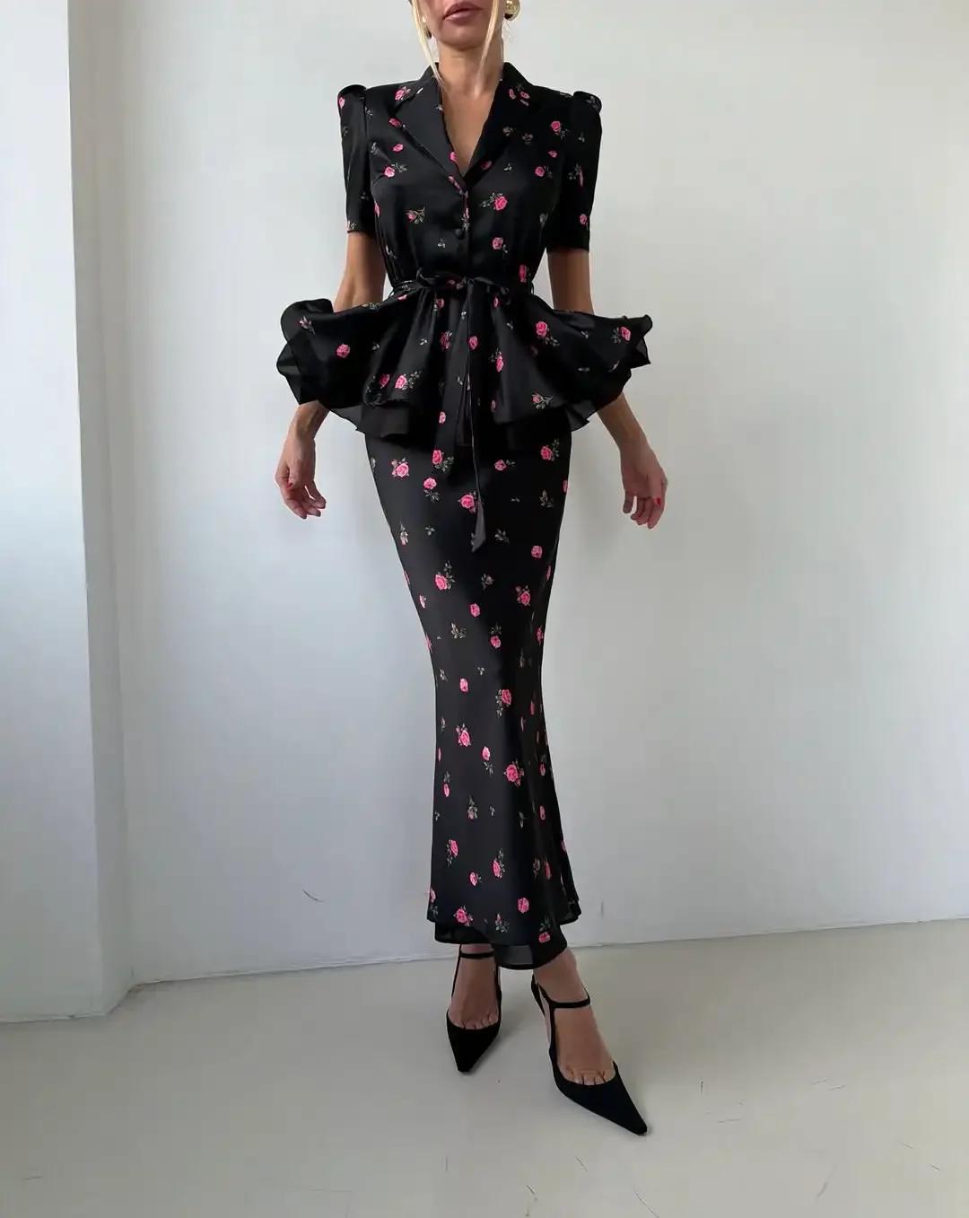 Image of Damen Schwarzes Blumenmuster 2-Teiliges Outfit, V-Ausschnitt Rüschen-Peplum-Top & Wickel-Maxirock Set, Elegante Kurzarm-Anzüge