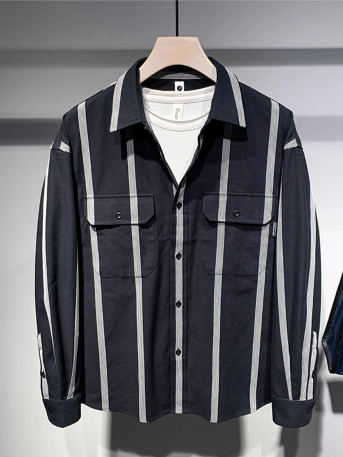 

Весенне-осенняя полосатая рубашка для мужчин, простая блузка с карманами и цветными лацканами, японская повседневная модная свободная мужская рубашка