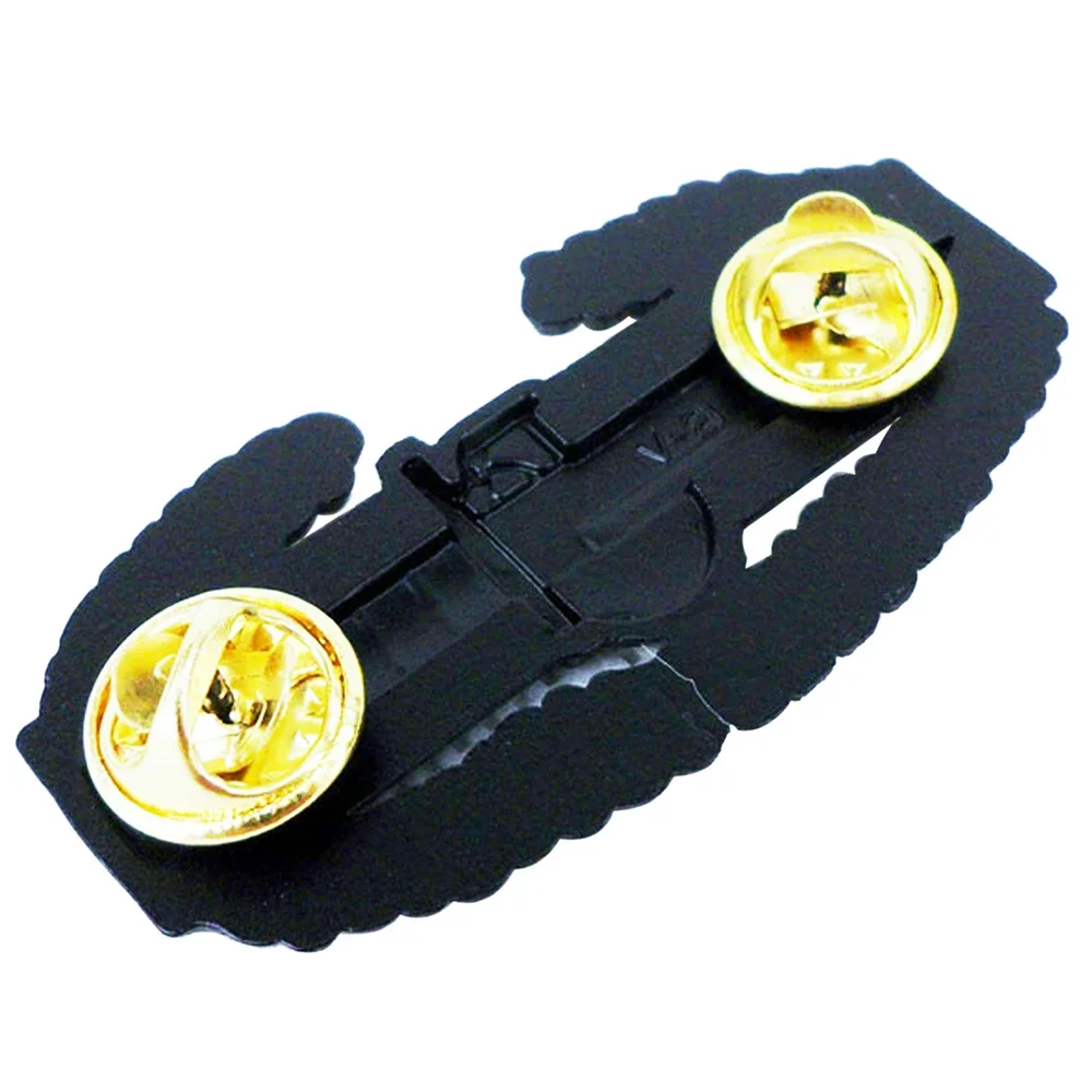 US MILITARY COMBAT ACTION METAL ARMY BADGE PIN KNIFE AND WREATH BLACK