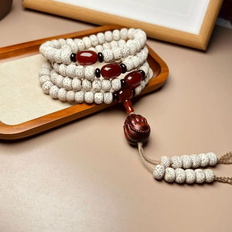 Bodhi 108-bead bracelet, featuring star moon motifs, paired with agate and purple sandalwood suitable for both me