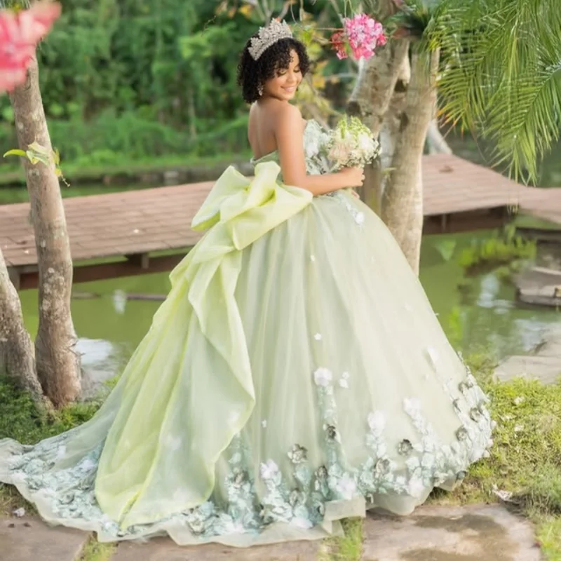 Vestido de quinceañera verde menta con hombros descubiertos, capas de flores 3D, cola larga, lazo, vestidos de 15 quinceañera ﻿ Personaliza