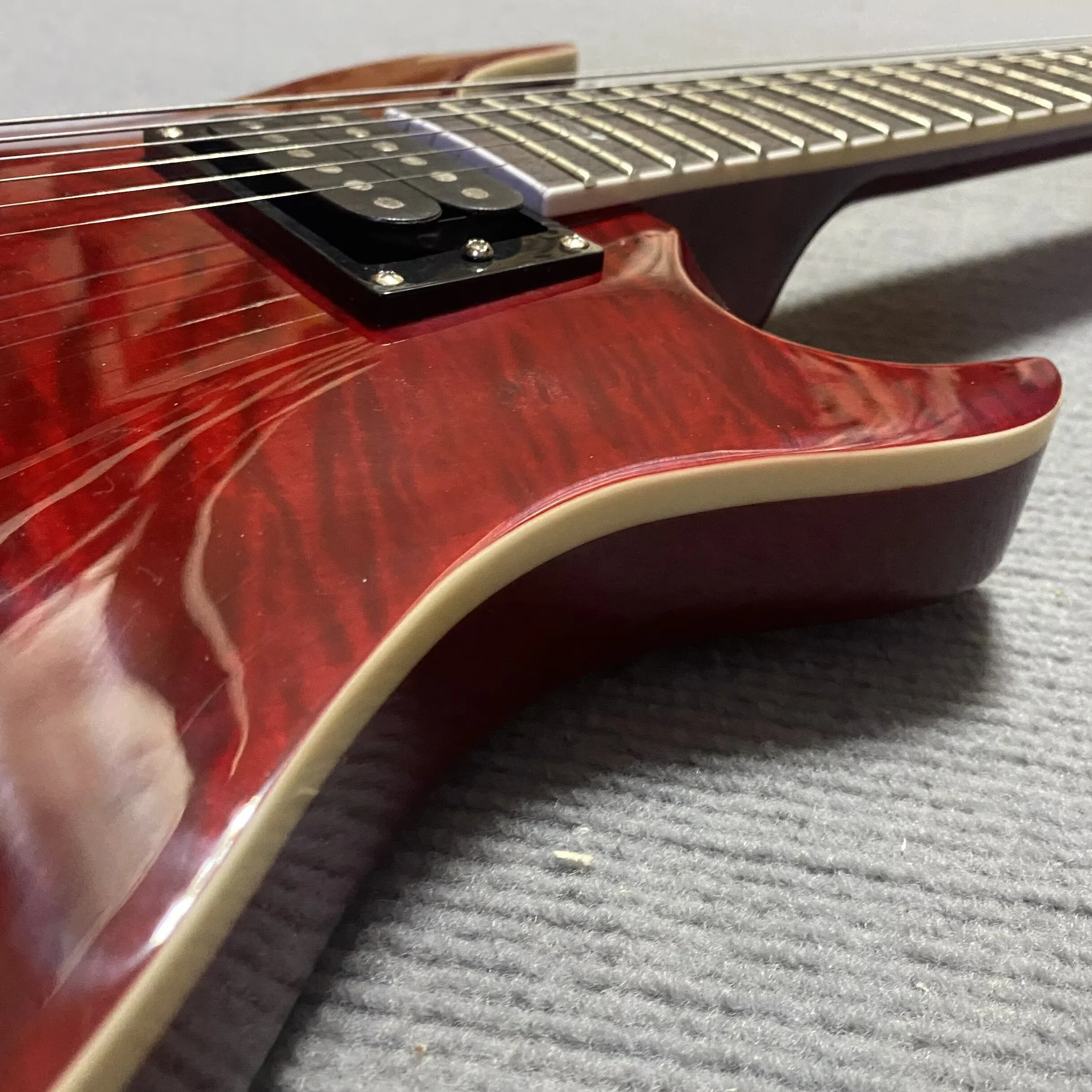 

Red guitar with wave pattern Solid wood electric guitar in stock, shipped within 48 hours. Real pictures and videos taken.