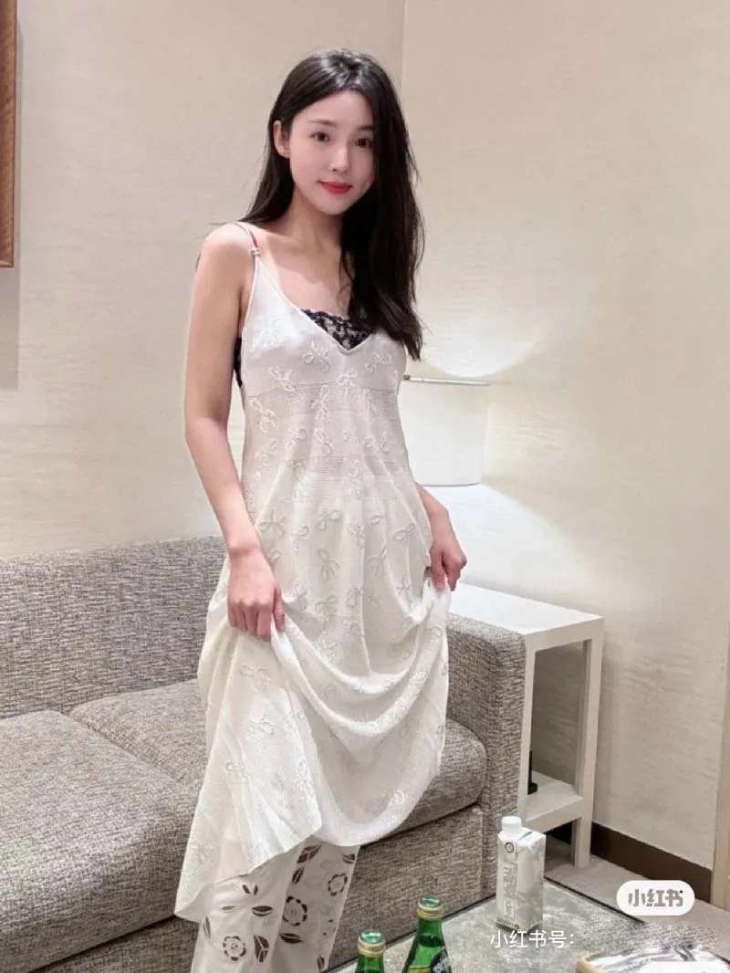 

Beach vacation style, fashionable and trendy temperament, age reducing and slimming effect, hot diamond hollow strap dress