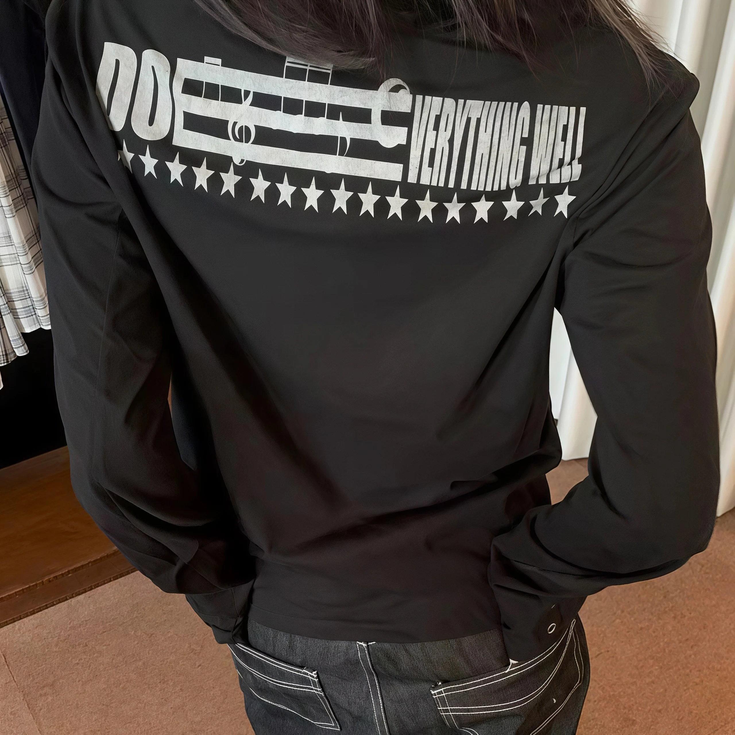 Damen-Oberteil mit Henley-Kragen, Langen Ärmeln, Totenkopf-Abzeichen-Druck, Ösen-Dekor, Geteilter Manschette, Y2K Gothic Slim-Fit Streetwear Bluse – Detail 4