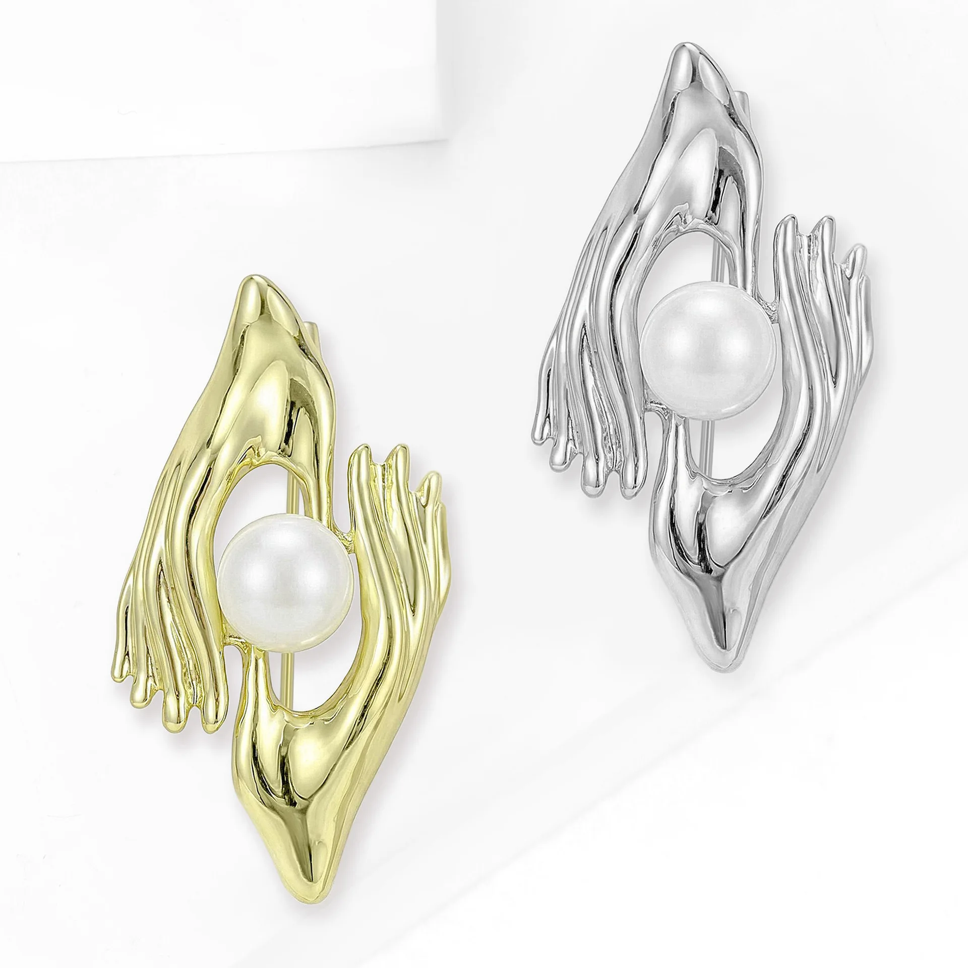 Creative Molten Texture Hands Holding Pearl Brooch Abstract Art Fluid Hands Brooch Pin Fashion Suit Coat Accessories