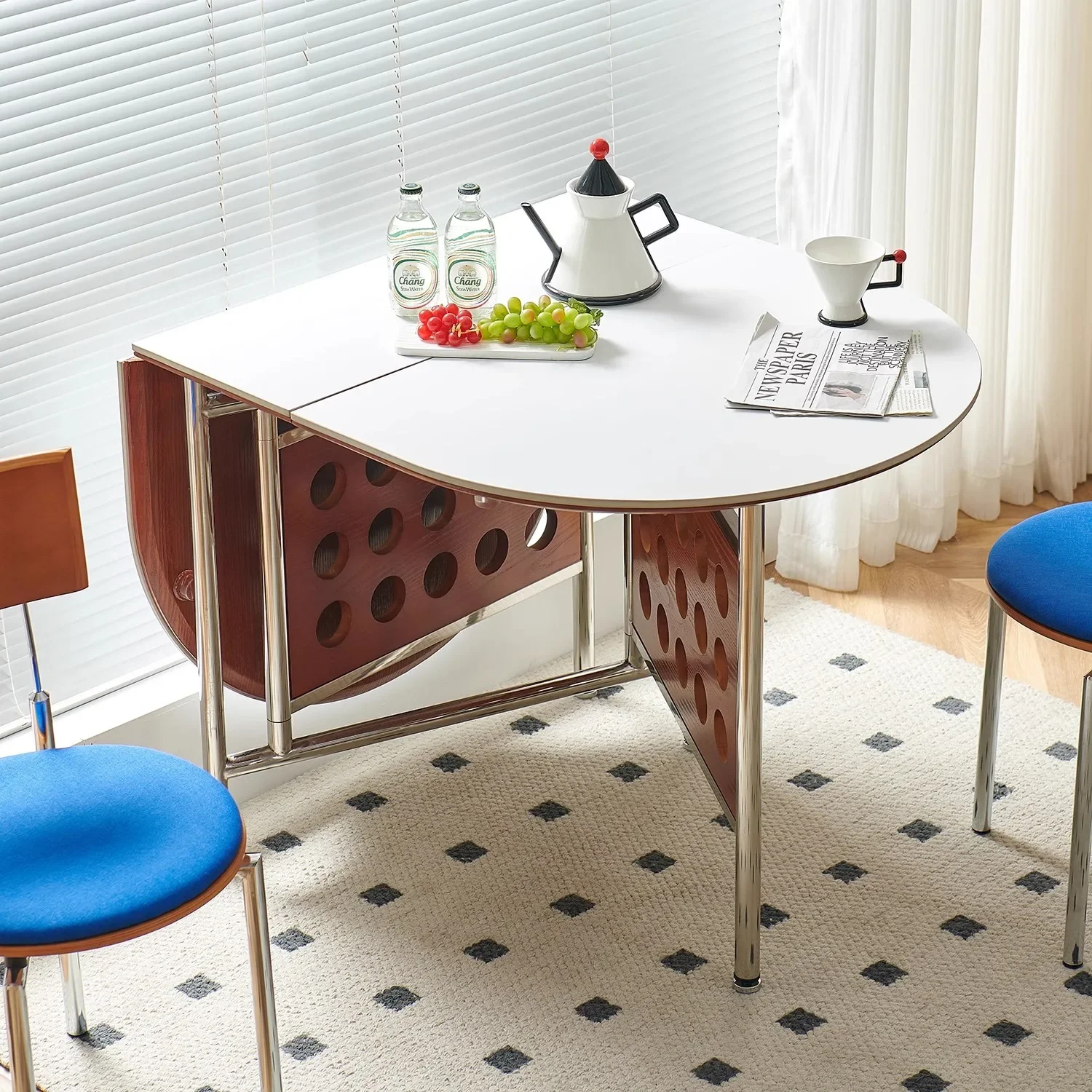 طاولة بيضاوية من الفولاذ المقاوم للصدأ قابلة للطي على الطراز الشمالي، طاولة تخزين بسيطة على طراز القرون الوسطى مقابل الحائط