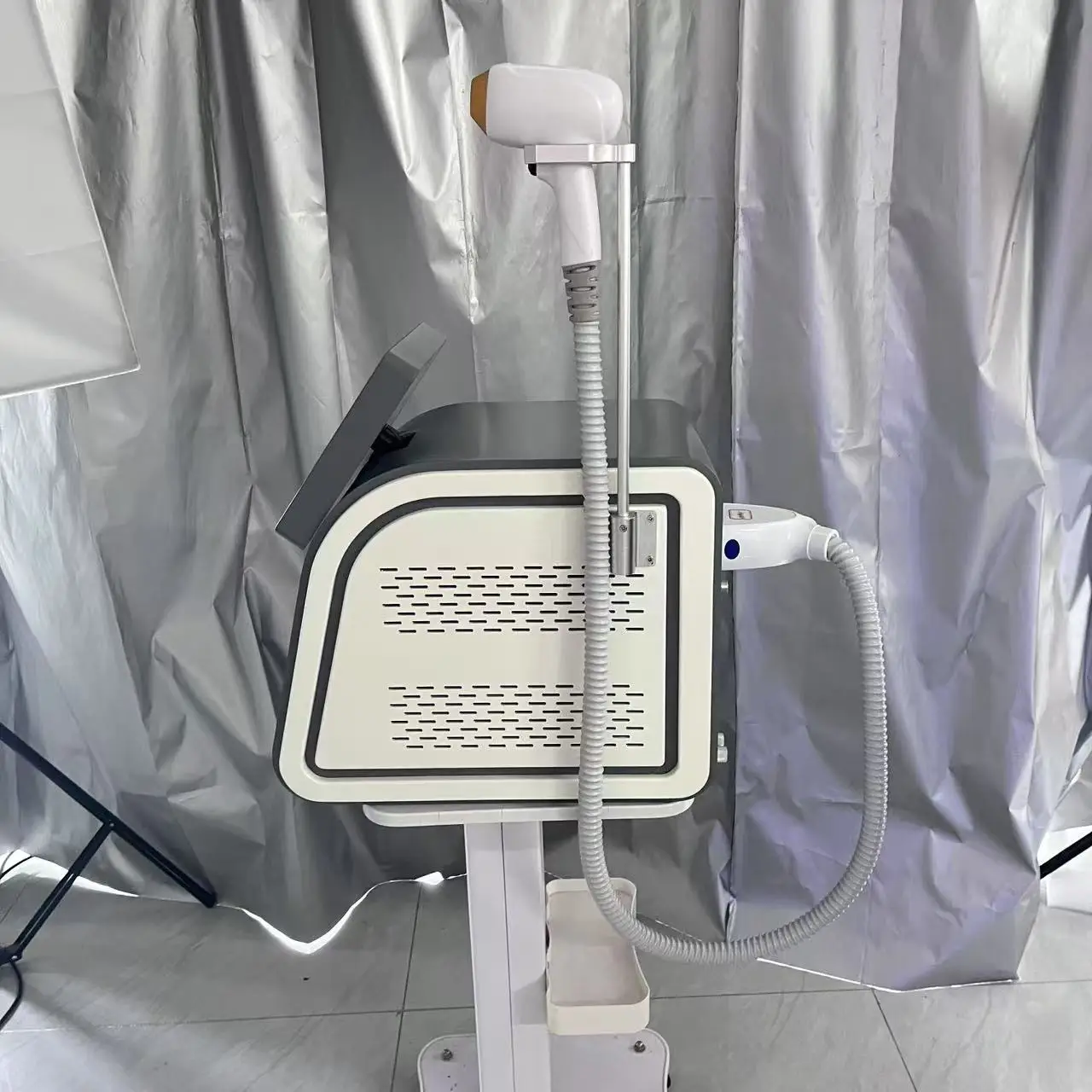 Professionelle 808 nm Diodenlaser-Haarentfernungsmaschine Hautverjüngung Epilierer Ausrüstung Drei Wellenlängen Eis Platin Gerät