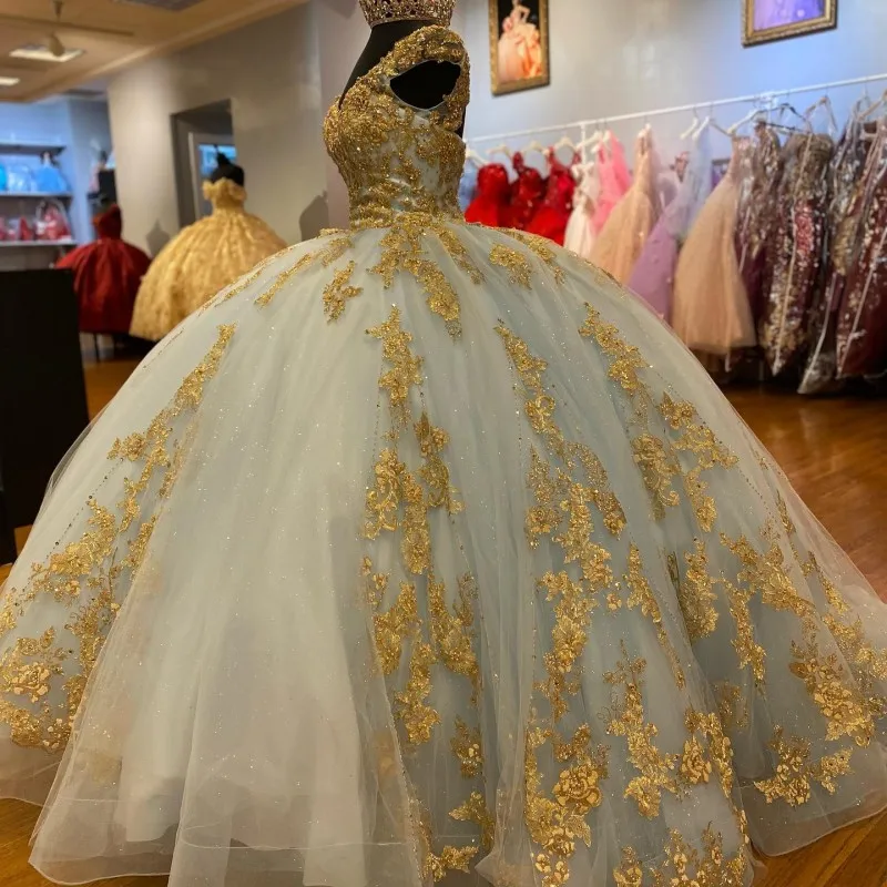 Iriserende Sexy V-Hals Gouden Applique Kralen Baljurk Quinceanera Jurken Mouwloze Tull Prinses Veters Sweet 16 15 Vesti