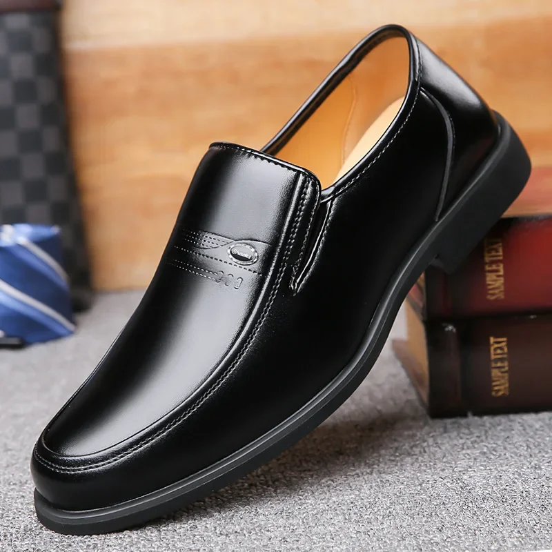 Spring 2023 New Men's Leather Shoes Trendy British Style Soft Bottom Suitable For Business Casual Wear Breathable