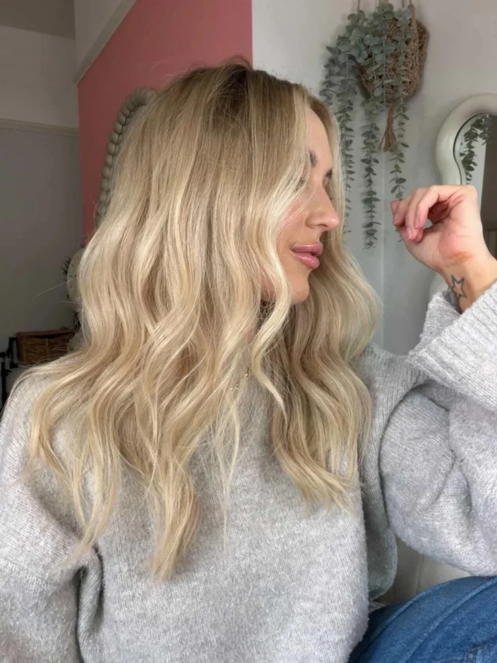 Warm Blonde Synthetic Wigs Ash Roots Lace Front Wig Mid-Length Cosplay Natural Wave Wigs for White Women Natural Heat Resistant