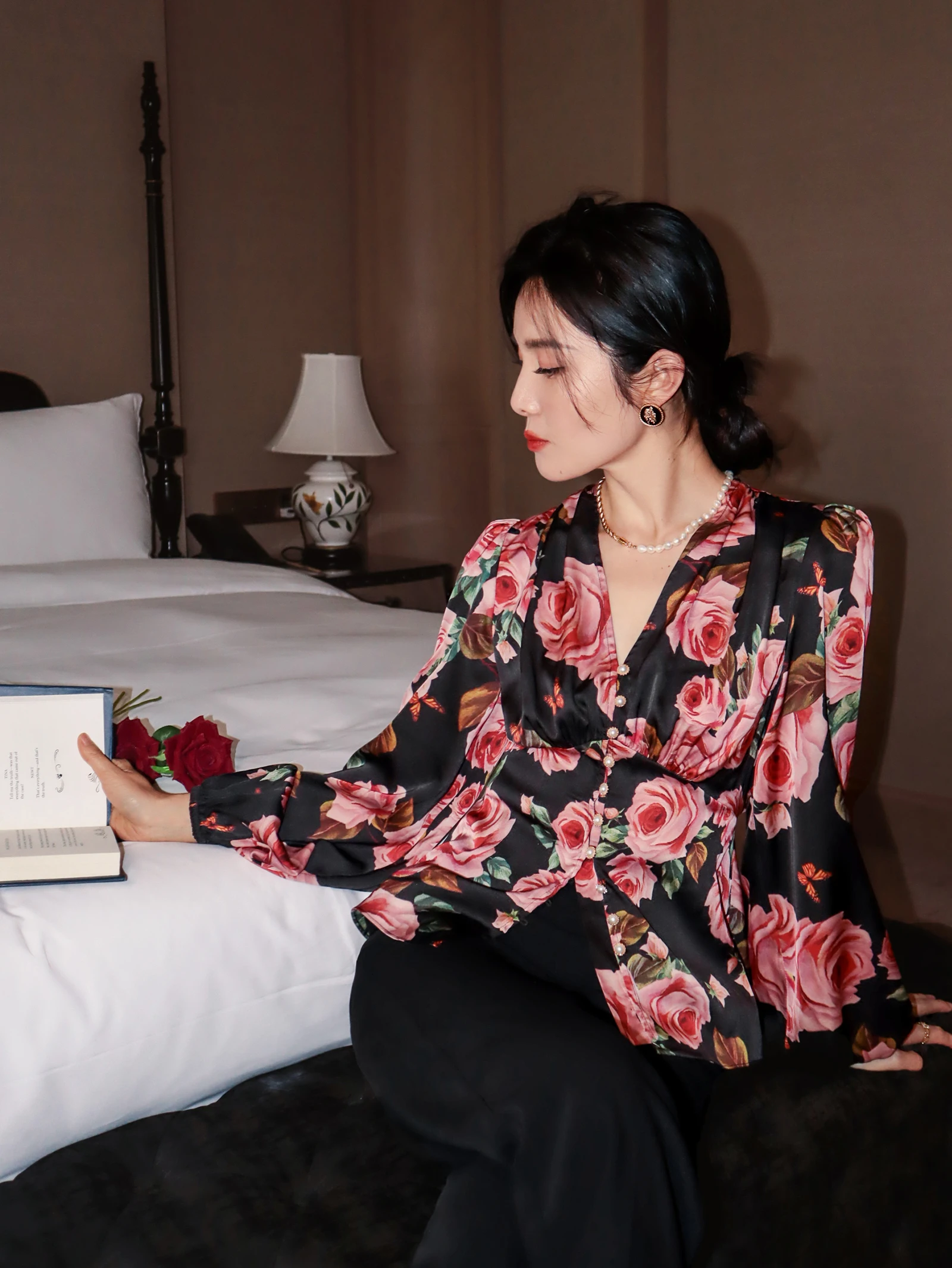 

Ele Vintage Rose Print V-Ne ort irt Women's Slimming Lantern Sve Top Luxury Hong Kong Sle Faionable Casual Wear