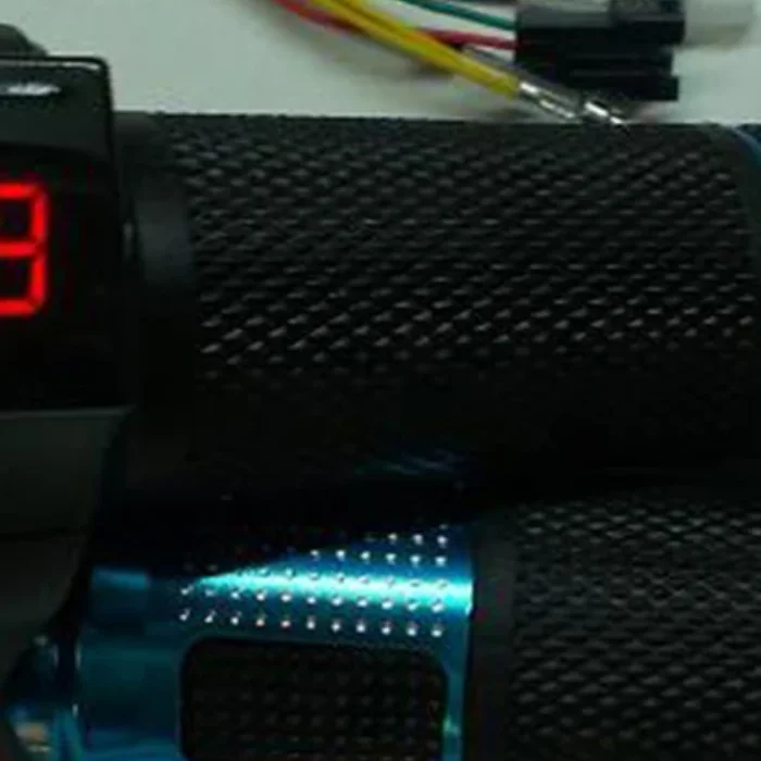

2pcs/1pair Universal Electric Bike Throttle with LCD display Indicator Gas Handle Throttle for 12-99V E motocycle Bicycle parts