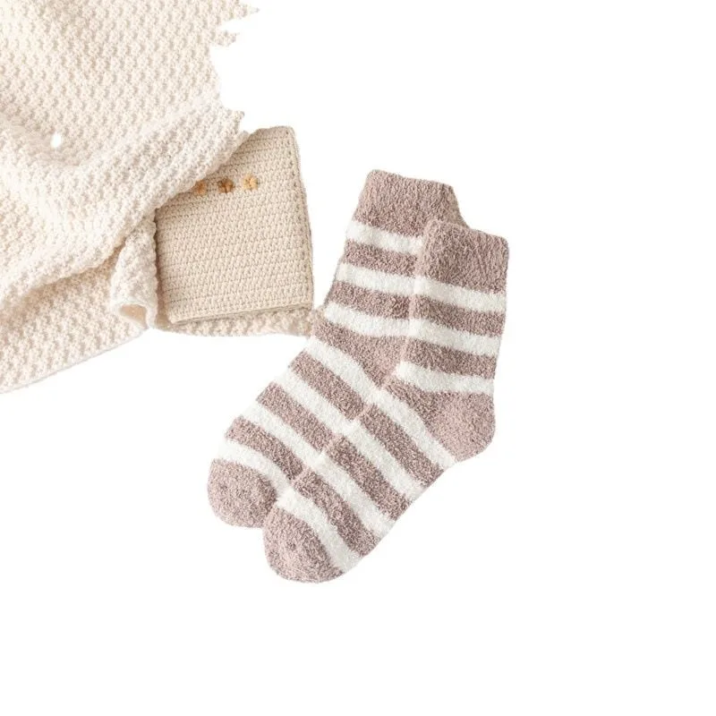 5 Pasang Kaos Kaki Pria Ukuran Besar Bergaris Anti Rontok Bahan Coral Velvet Tebal untuk Musim Dingin, Kaos Kaki Setengah Betis untuk Bersantai di Rumah, Kaos Kaki Hangat