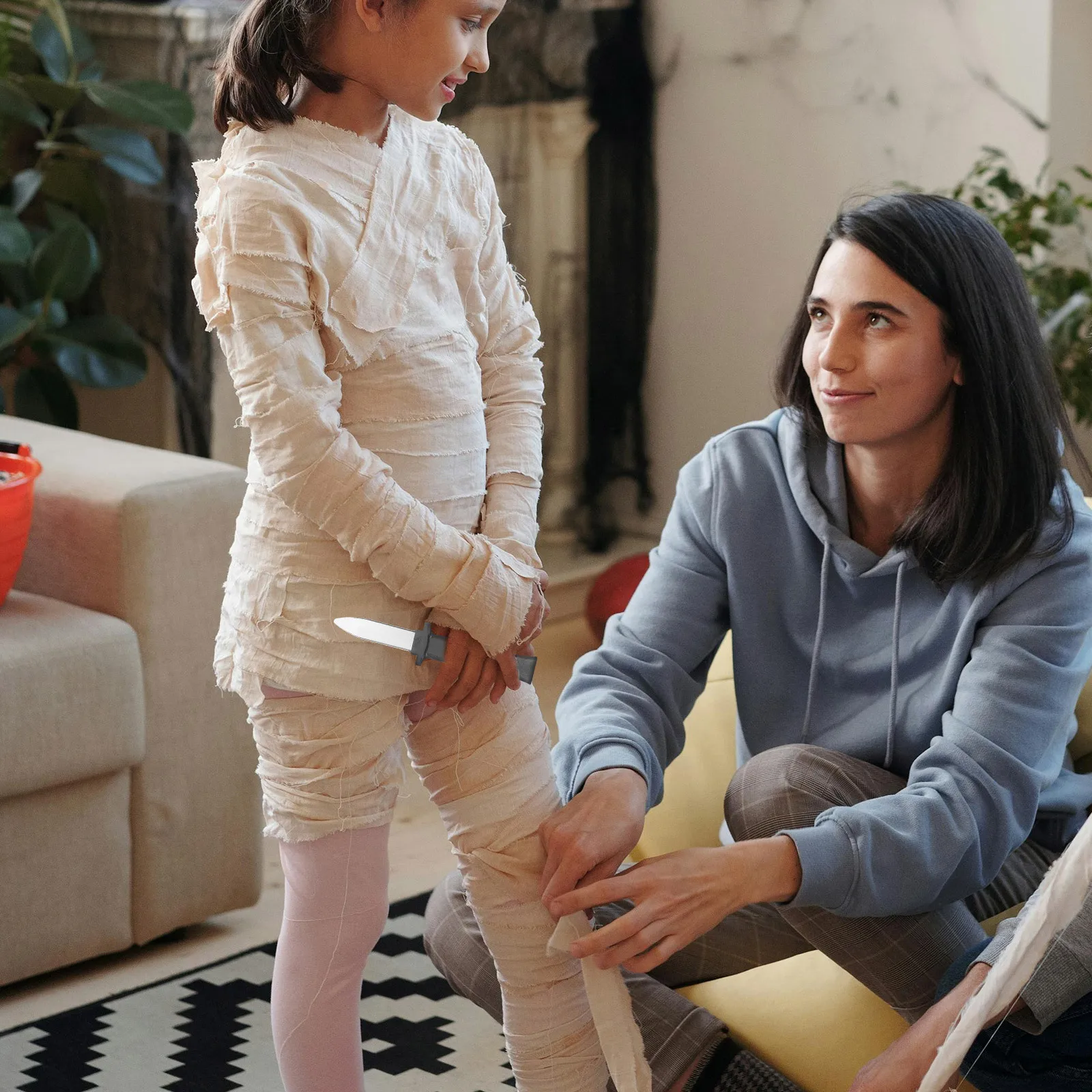 

2Pcs Retractable Black Fake Plastic Disappearing Knife Halloween Props Joke Trick Novelty Plastic Fake Retractable Knife