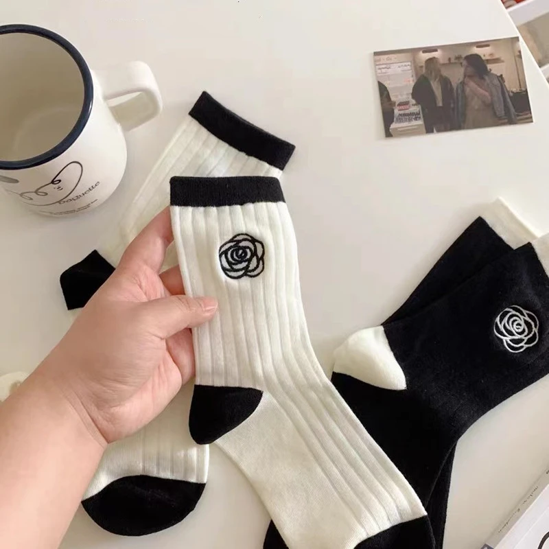 

Japanese INS tide camellia rose embroidery sweet socks comfortable black and white vertical strip pure cotton tube socks