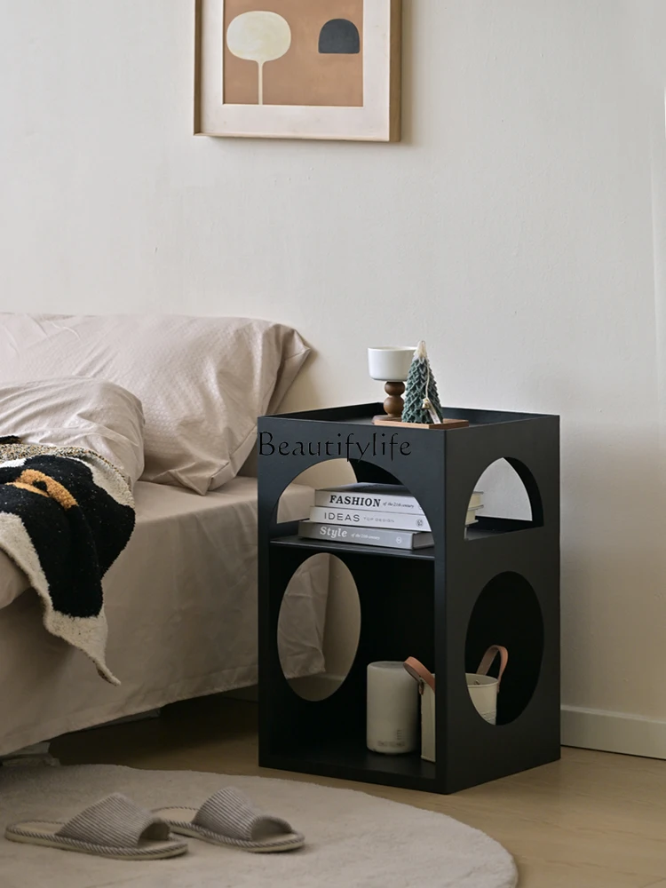 *طاولة بجانب السرير من الحديد المطاوع بالرياح الكريمية طاولة بجانب السرير إبداعية صغيرة