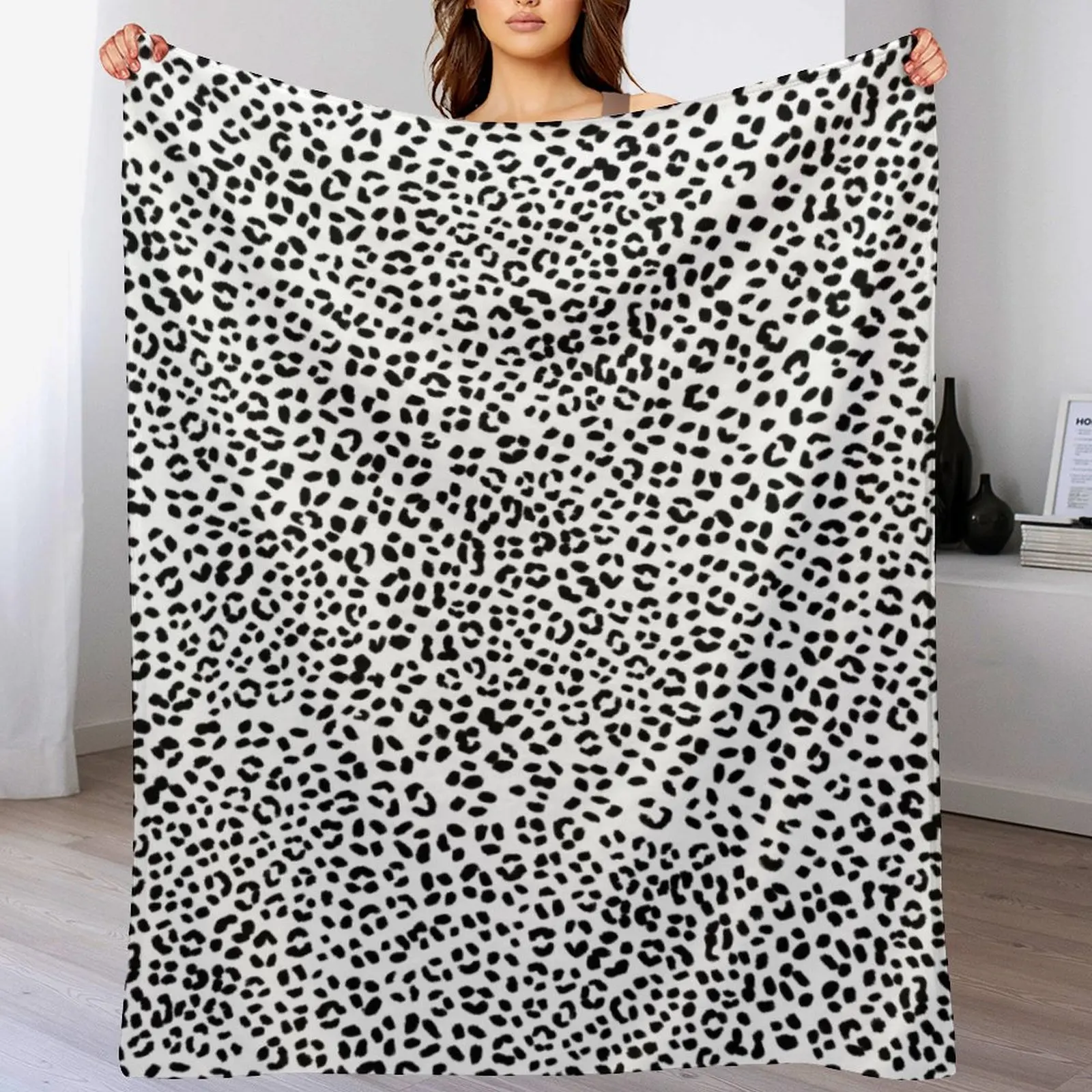 

Black and White Snow Leopard Pattern Throw Blanket Warm Plush Fuzzy Blanket for Living Room