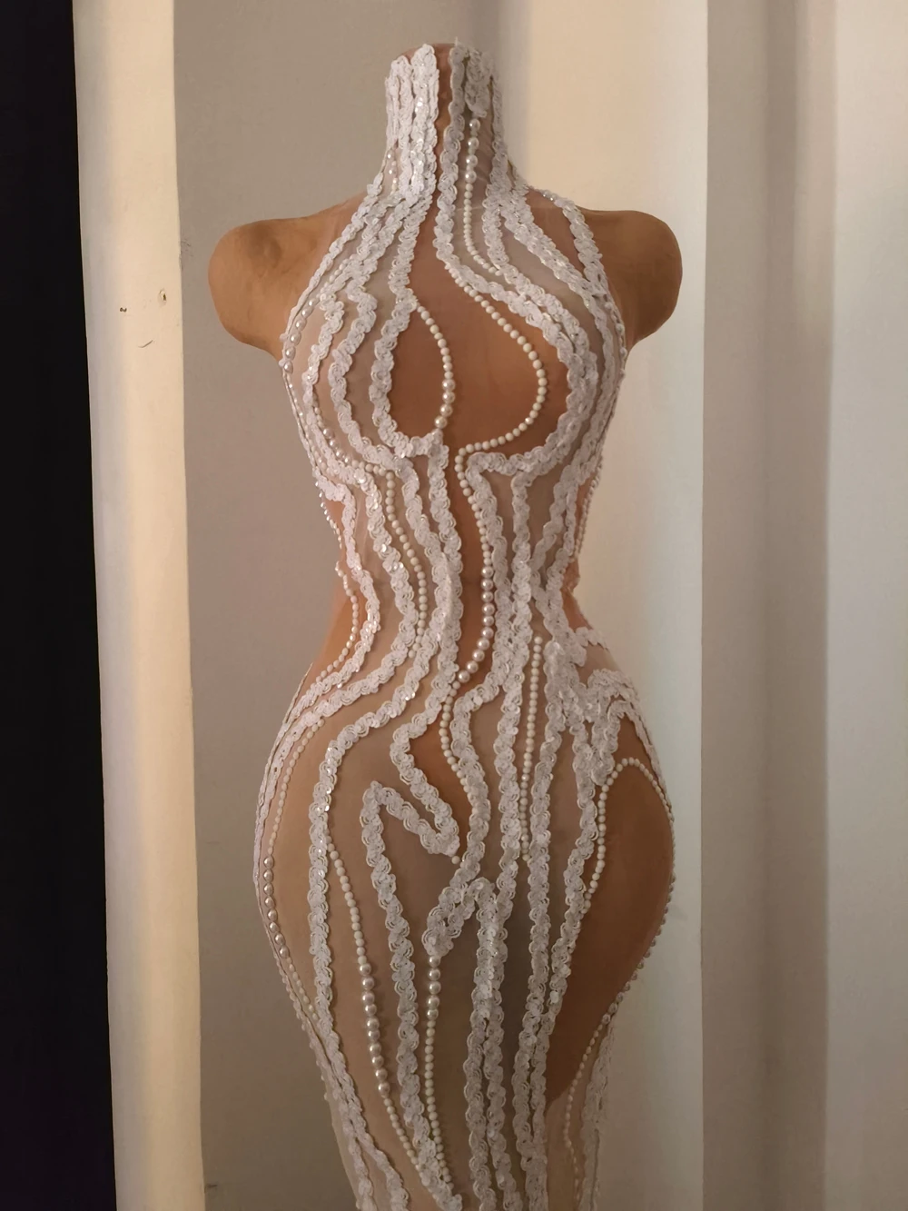 Robe longue sans manches pour femme, ornée de strass blancs étincelants, de perles et de paillettes, en maille transparente, sexy, pour bal de promo, anniversaire ou célébration