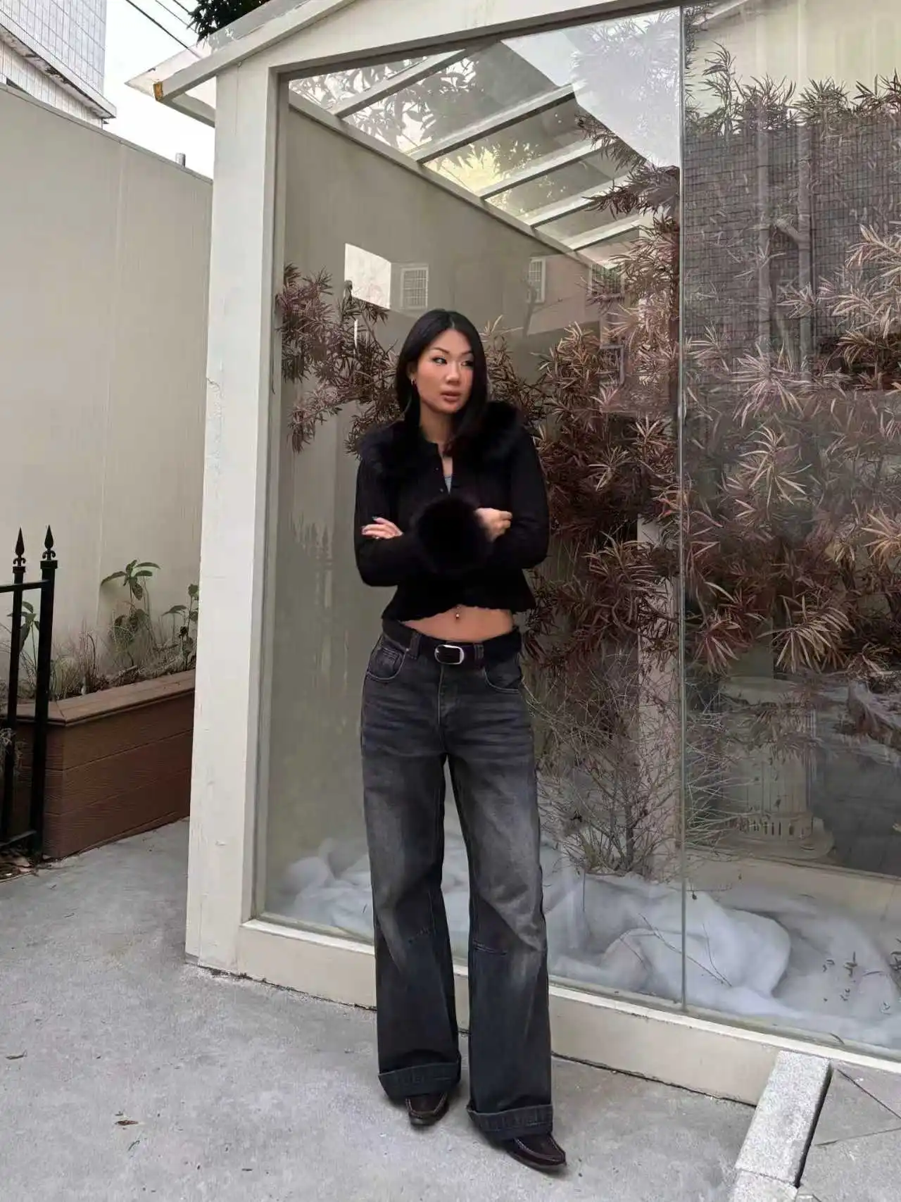 Guiz automne et hiver col de fourrure noir femmes pull Cardigan coupe ajustée manteau court noir pull Cardigan