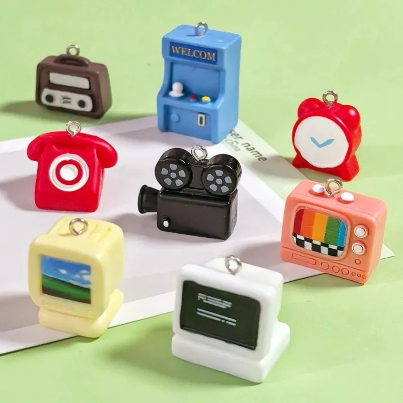 8 pièces Breloques en résine 3D miniatures, thèmes console de jeu, réveil, TV vintage et enregistrement vidéo, pour boucles d'oreilles, porte-clés et bijoux DIY
