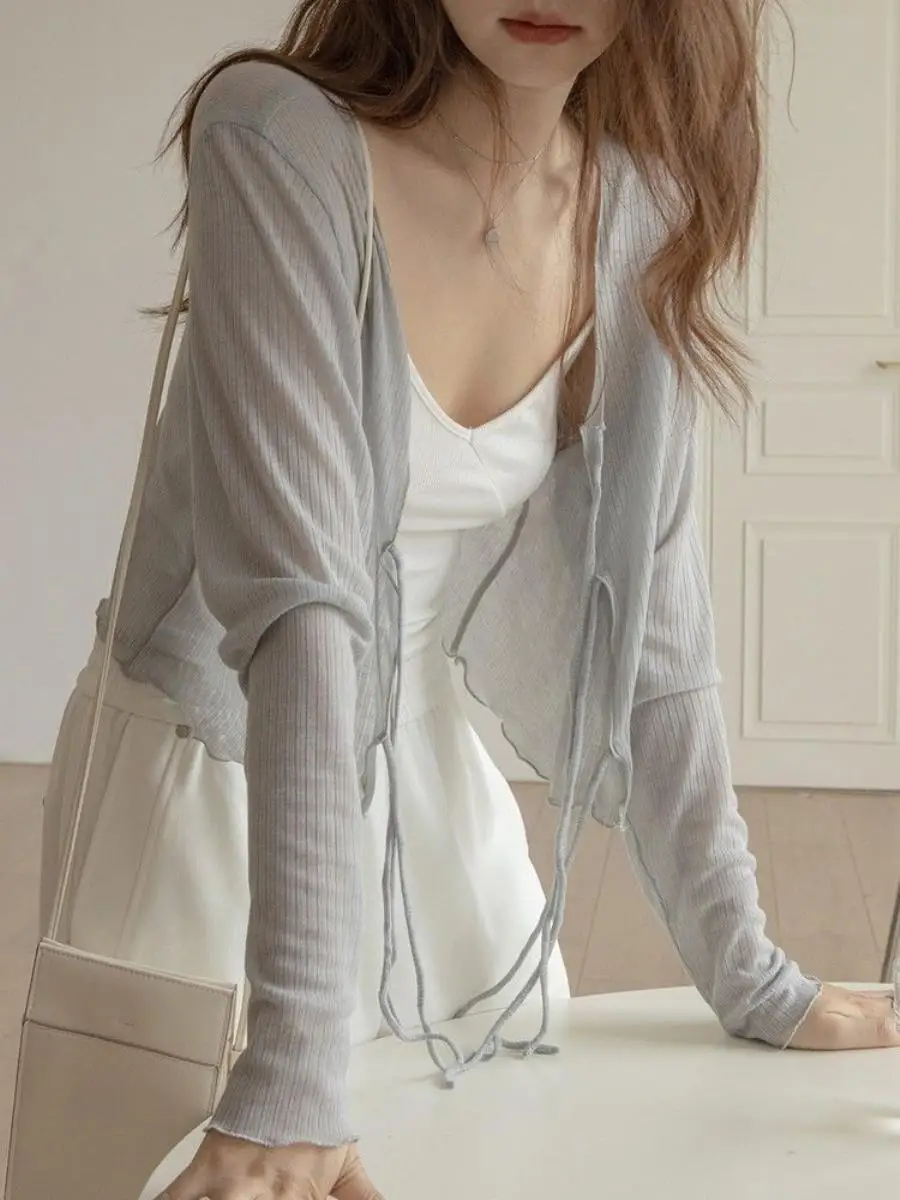 cardiga-feminino-cinza-de-verao-com-protecao-solar-leve-transparente-estilo-envelope-com-cinto-bolso-e-lenco-estilo-exe