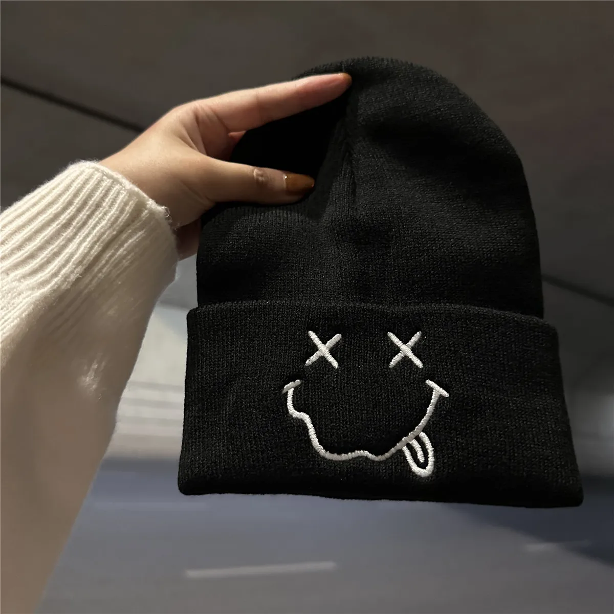 1 cute smiling embroidered knitted hat, suitable for both men and women, suitable for daily wear