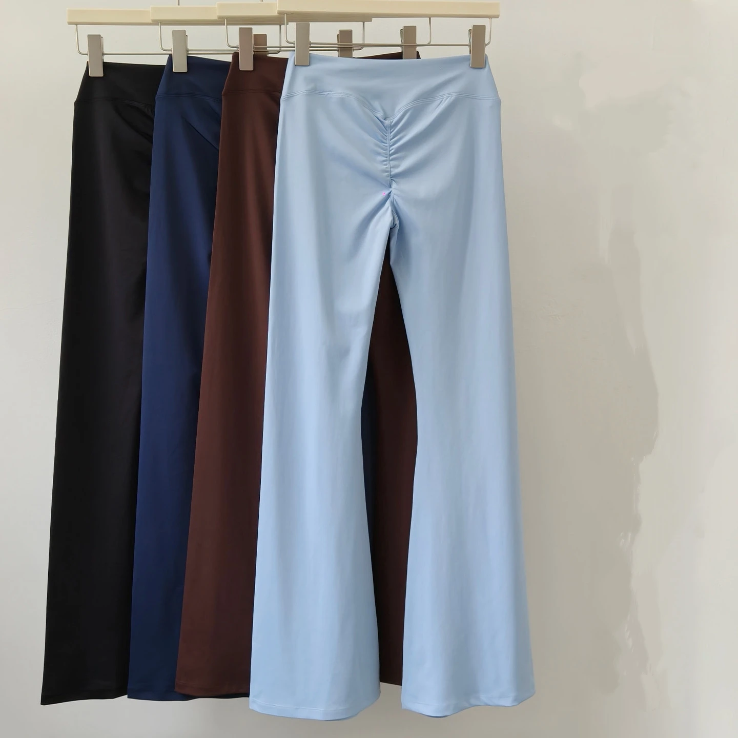 Yoga-Bekleidung Boot-Cut-Leggings für Damen mit Kreuzbund, Sexy Plissierte Peach-Butt-Schlaghose, Schnelltrocknende Pilates-Fitnesshose – Detail 2