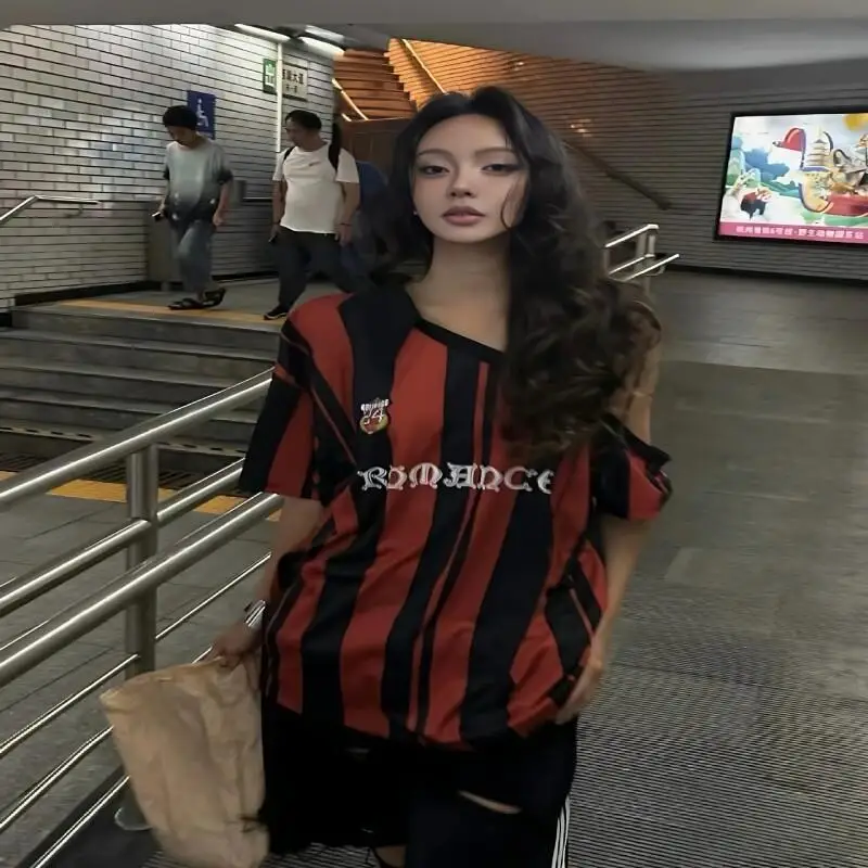 

Новая летняя женская футболка в стиле кроссбодер, из смесового хлопка, свободного кроя, с коротким рукавом, в клетку, с асимметричным воротником, для уличной моды