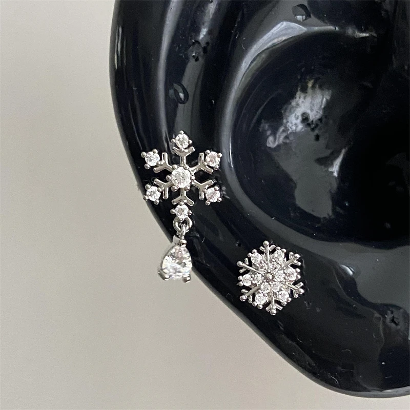 

1PCS Delicate Snowflake Stainless Steel Ear Bone Nail Silver Color F136 Titanium Earrings for Women Piercing Body Jewelry