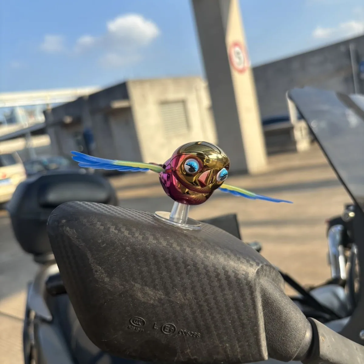 1PC Simulated Bird Flying Car Rearview Mirror Ornament Wind Rotation Exterior Creative Toys Cute Paste-on Flying Bird with Wings