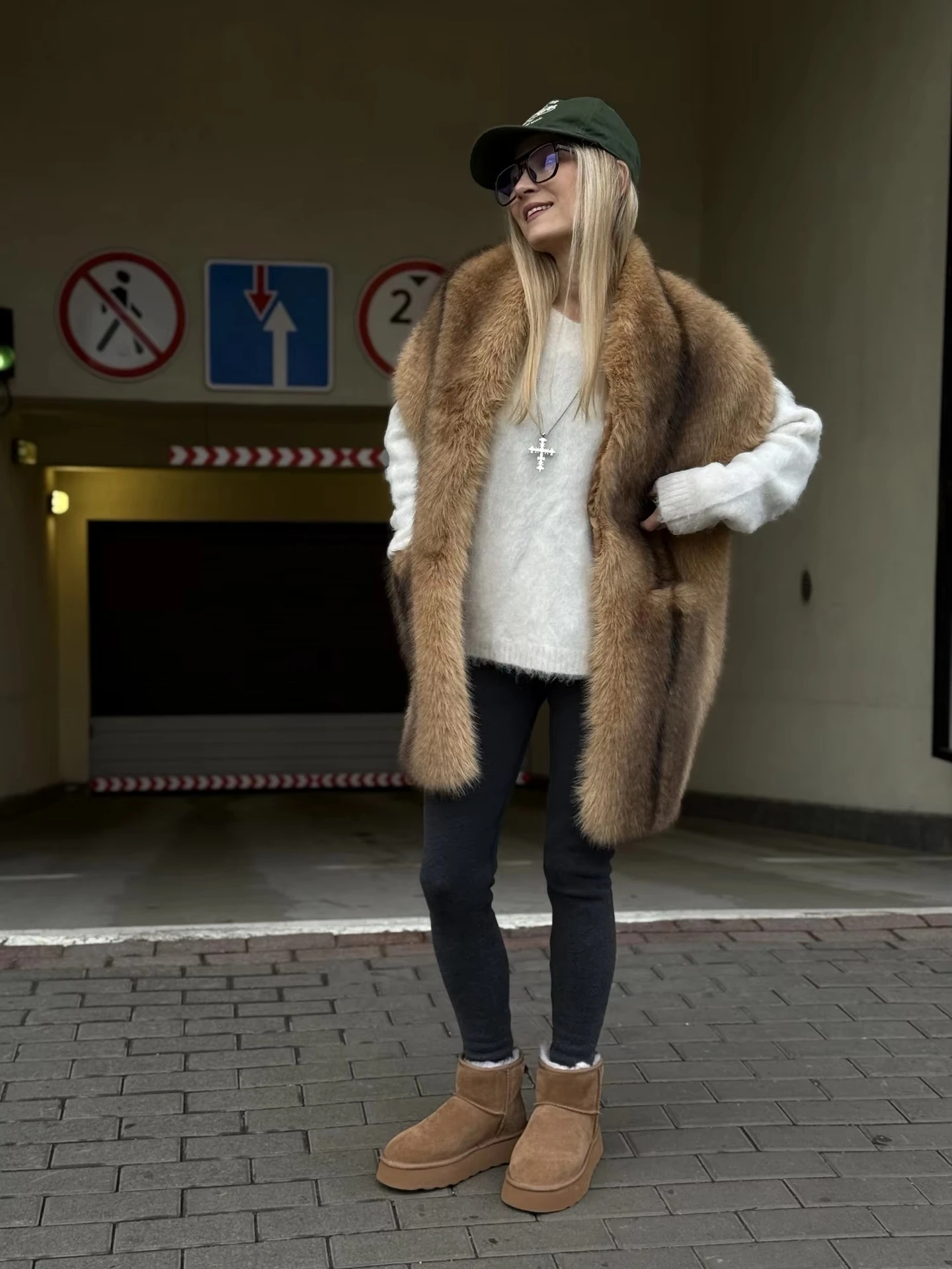 Elegant Women Winter Faux Fur Vest Long Hair Open Front Plush Gilet with Contrast Trim and Pockets