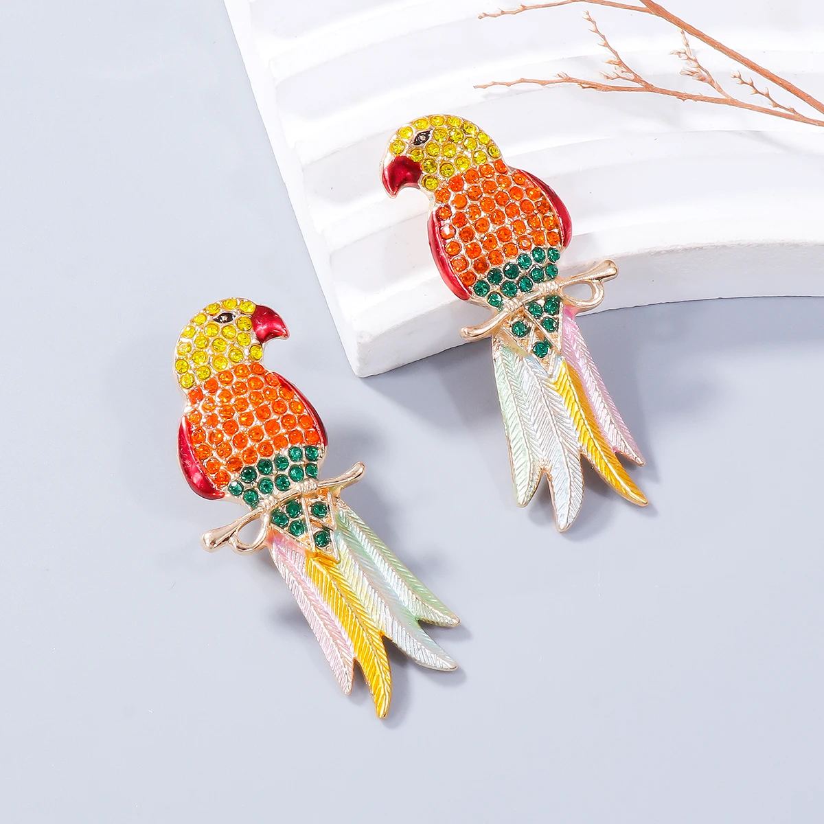 2024 New Design Exaggerated Colorful Parrot Dangle Earrings Shining Rainbow Rhinestone Bird Animal Earrings