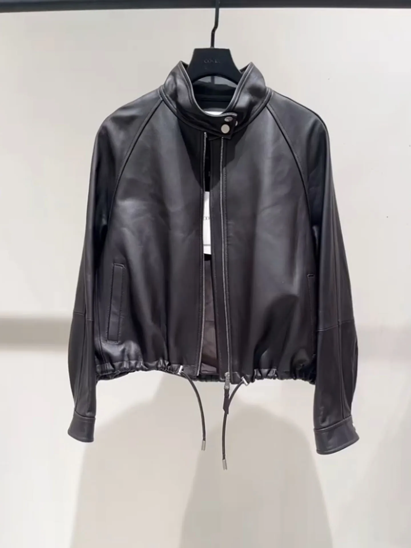 Chaqueta de cuero negra para mujer, estilo motociclista, primavera 2026, adelgazante, para ir al trabajo, a la moda, corte ajustado.