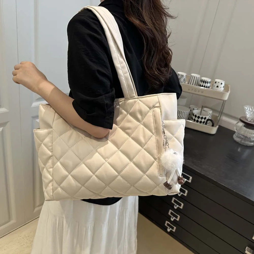 Autumn Leisure Large Capacity Handbag Daily Commuting Shoulder Bag, Fashionable Quilted Tote Bag with Cute Plush Bag Decoration