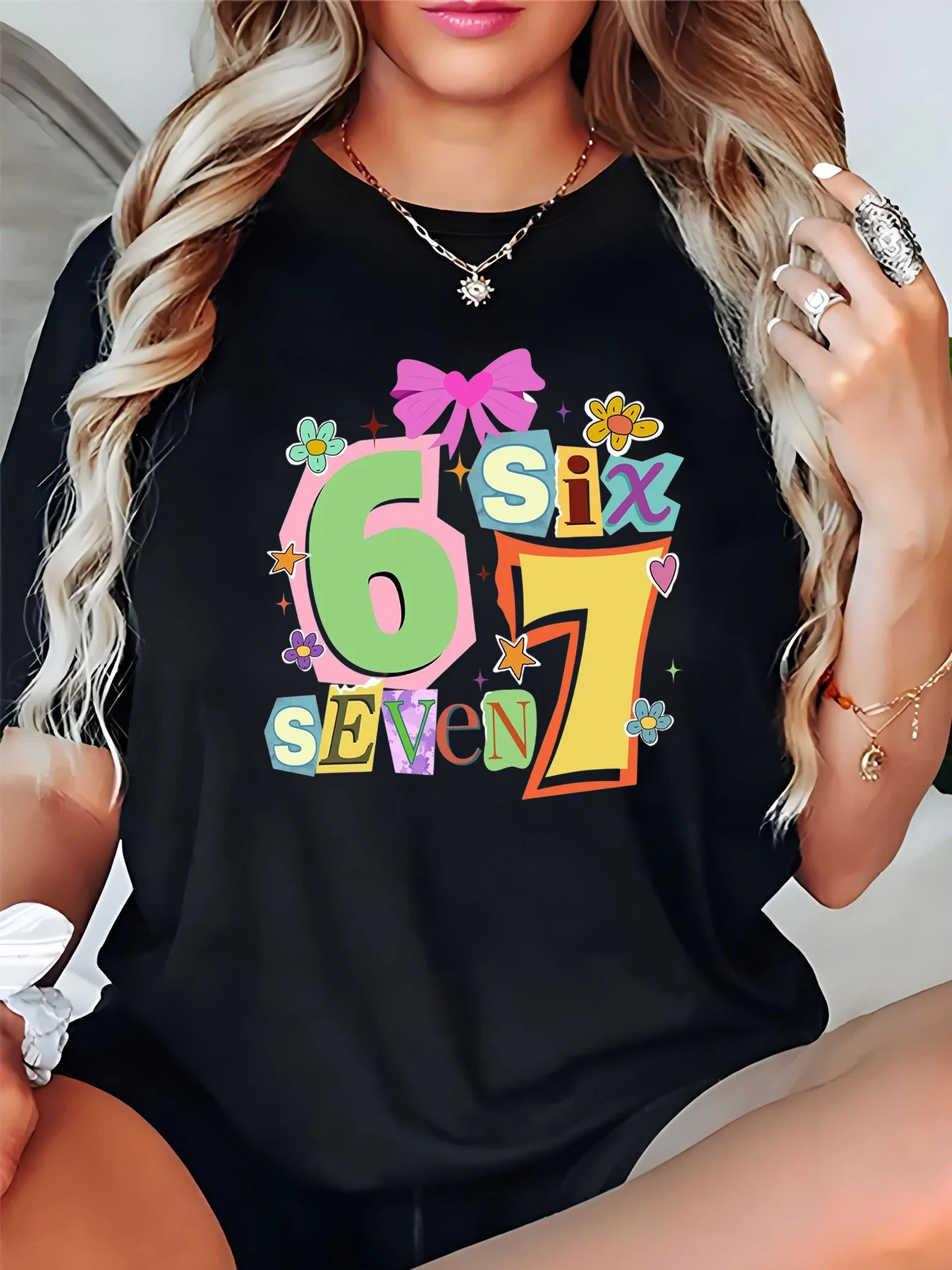 เสื้อยืดสีดำสำหรับผู้หญิง 6 ซิกซ์ 7 เซเว่น พิมพ์ลายตัวเลขหลากสีสัน สไตล์ลำลอง ทรงหลวม แฟชั่นเสื้อยืดลายกราฟิกสำหรับใส่ในชีวิตประจำวัน