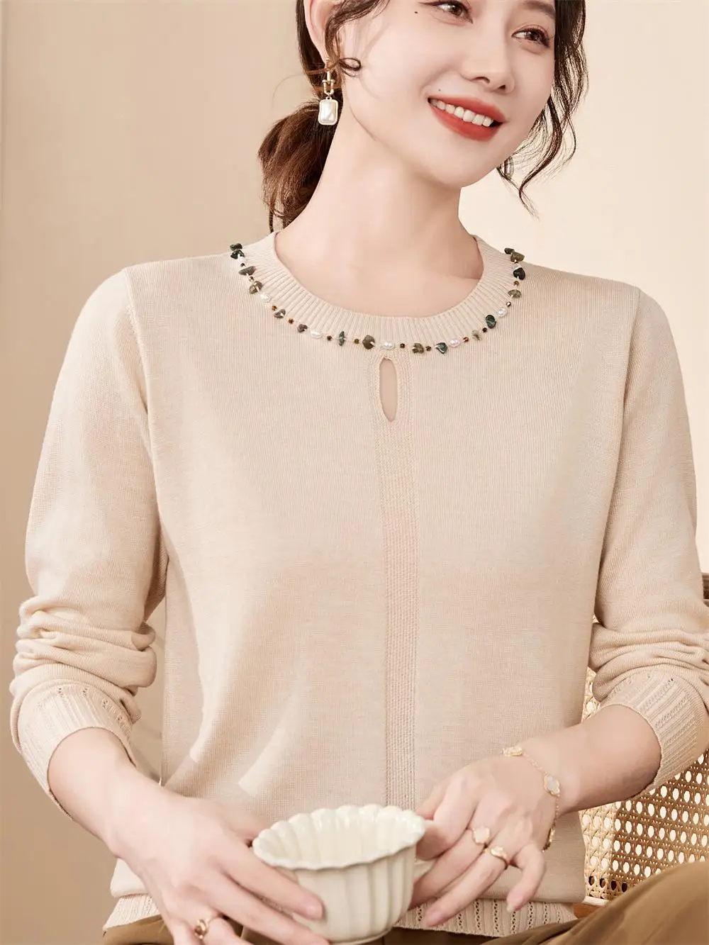 

Faionable Knitted Base irt Long Sve Mid-aged And ly Sle Autumn Wear Pearl Embellied Loose Fit round Ne Top