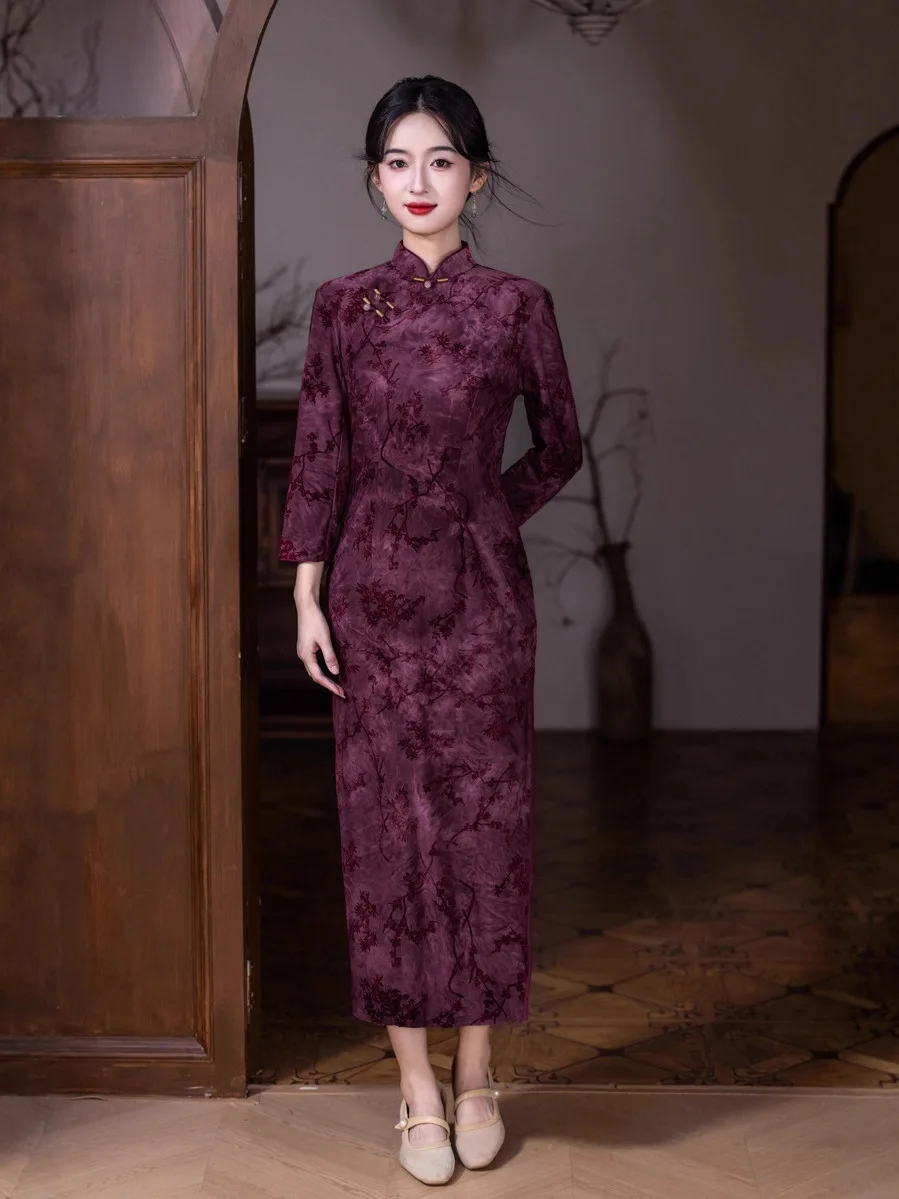 

Традиционная китайская одежда: улучшенная версия с длинными рукавами и воротником-стойкой, на каждый день, с низким разрезом, из бархатного материала, зимняя коллекция.