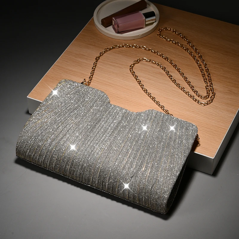 Luxuriöse, leicht verzierte Abendtasche mit vertikalen Falten und Pailletten, mit Metallkette, als Umhängetasche für Verlobungspartys, passend zu festlichen Kleidern. – Detail 9