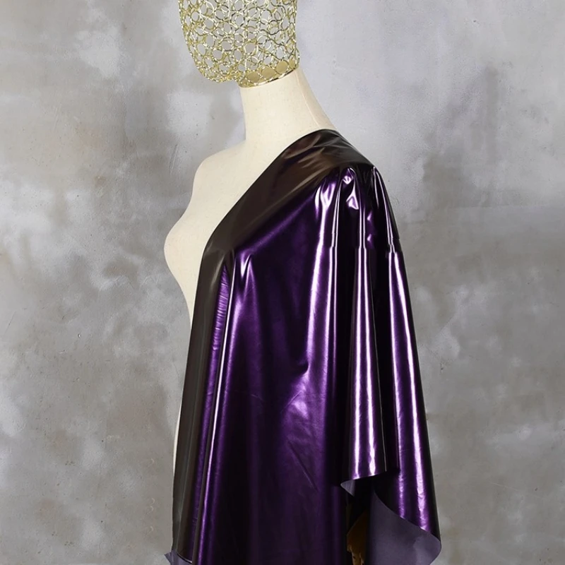 

Глянцевая блестящая темно-фиолетовая пуховая куртка из искусственной кожи, водонепроницаемая ткань, оптовая продажа ткани на метр одежды