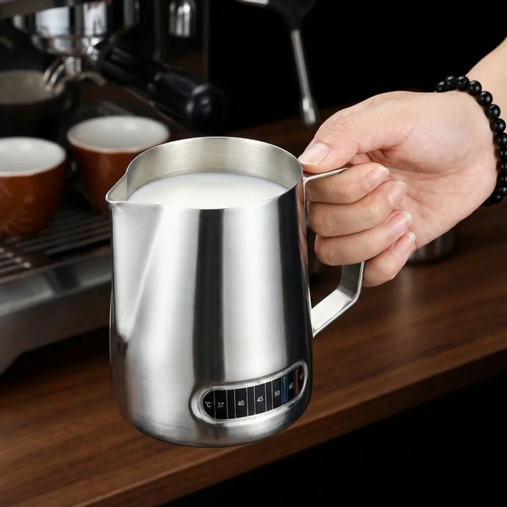 

Temperature Sensing Coffee Milk Frothing Pitcher 304 Stainless Steel Accurate Scale Milk Frother Jug 350/600ml V-shaped Mouth