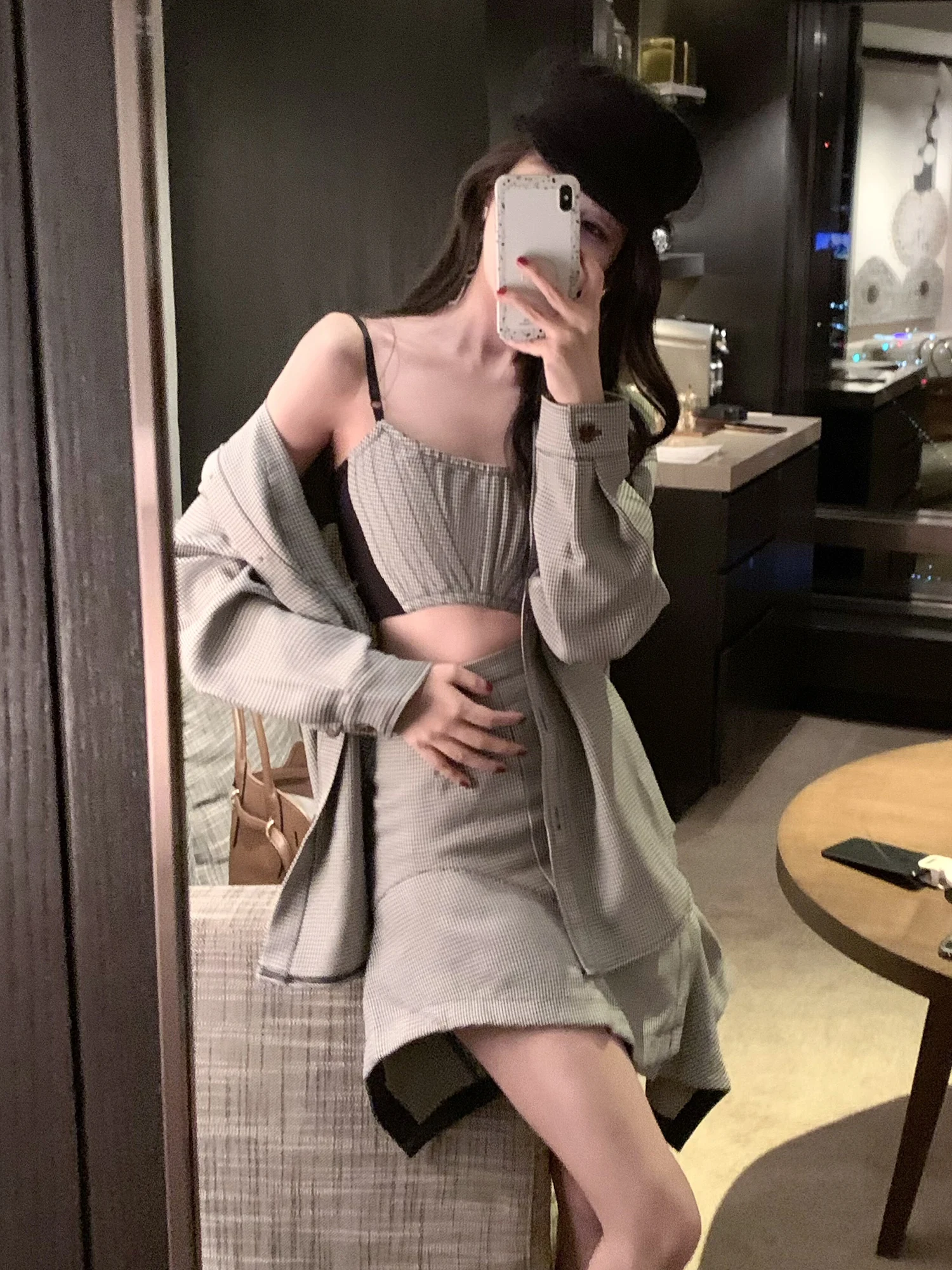 

Комплект из двух предметов Amor Limited Edition: топ с бретельками Fibone и юбка А-силуэта, стройнящая фигуру, с узором, длинный рукав