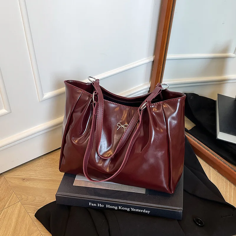 

Большая сумка, новая пригородная сумка большой вместимости для женщин, нишевый дизайн, модная красная женская сумка на плечо