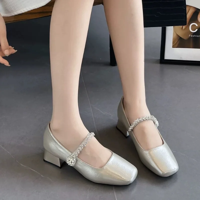 

Новинка 2025, туфли на среднем каблуке с бисером, осенние новые туфли с квадратным носком и неглубоким носком, мягкая подошва, нескользящие туфли на блочном каблуке Женская Обувь