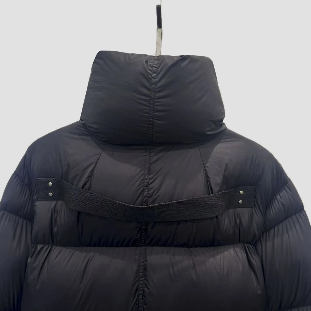Veste en duvet d'oie de Style Ro foncé pour femmes, col montant et fermeture éclair diagonale, nouvelle veste minimaliste rétro en duvet d'oie
