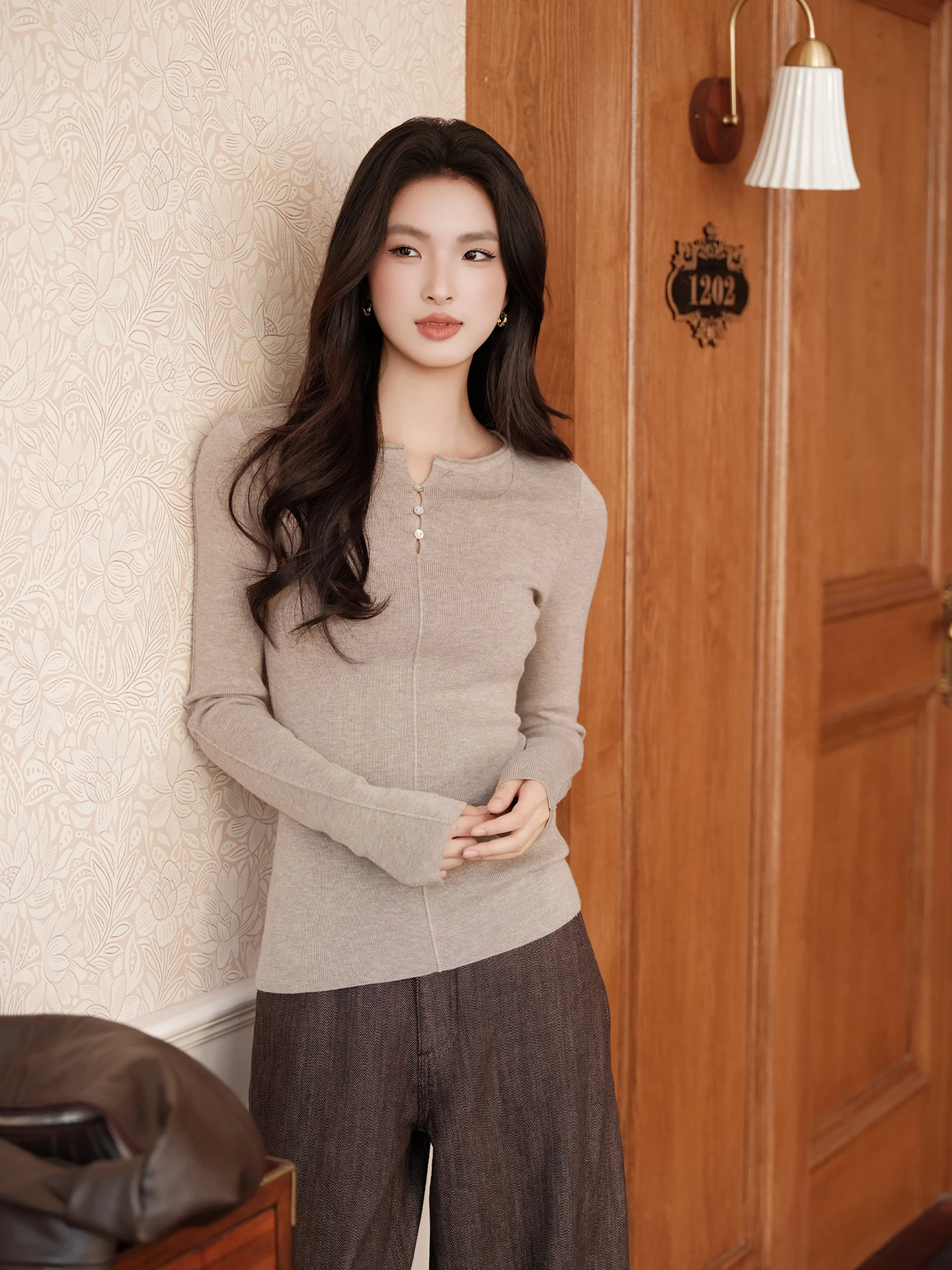 

Женский вязаный свитер Ftguoge с круглым вырезом и длинными рукавами, стандартный крой, повседневный стиль, полиэстер, новинка осеннего сезона 2025 года