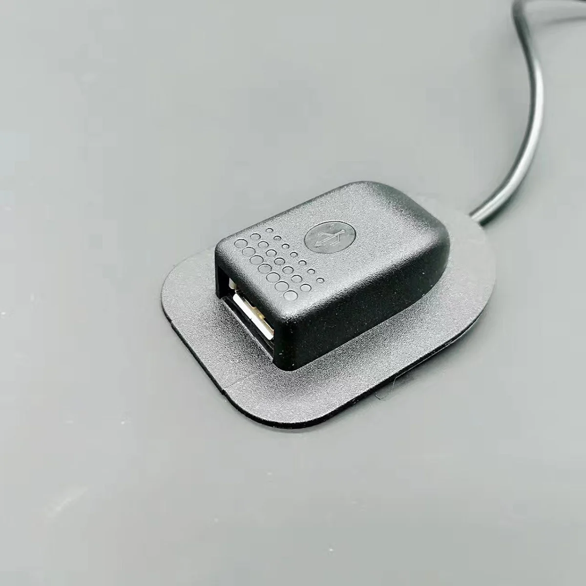 

Легкий рюкзак с внешним USB-портом для зарядки. Удобный для путешествий дизайн. Удобный ремешок. Прочный материал.